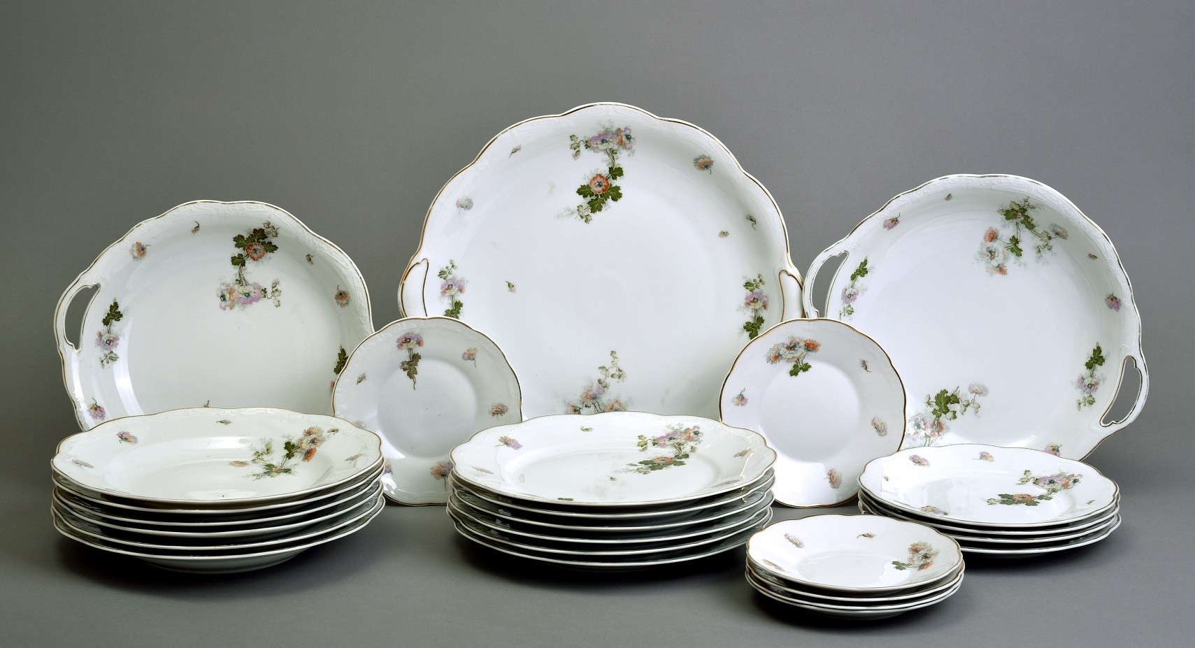 Porcelán ét- és tálalókészlet, 38 darabos, Hüttl Tivadar Porcelángyár (Óbudai Múzeum CC BY-NC-SA)