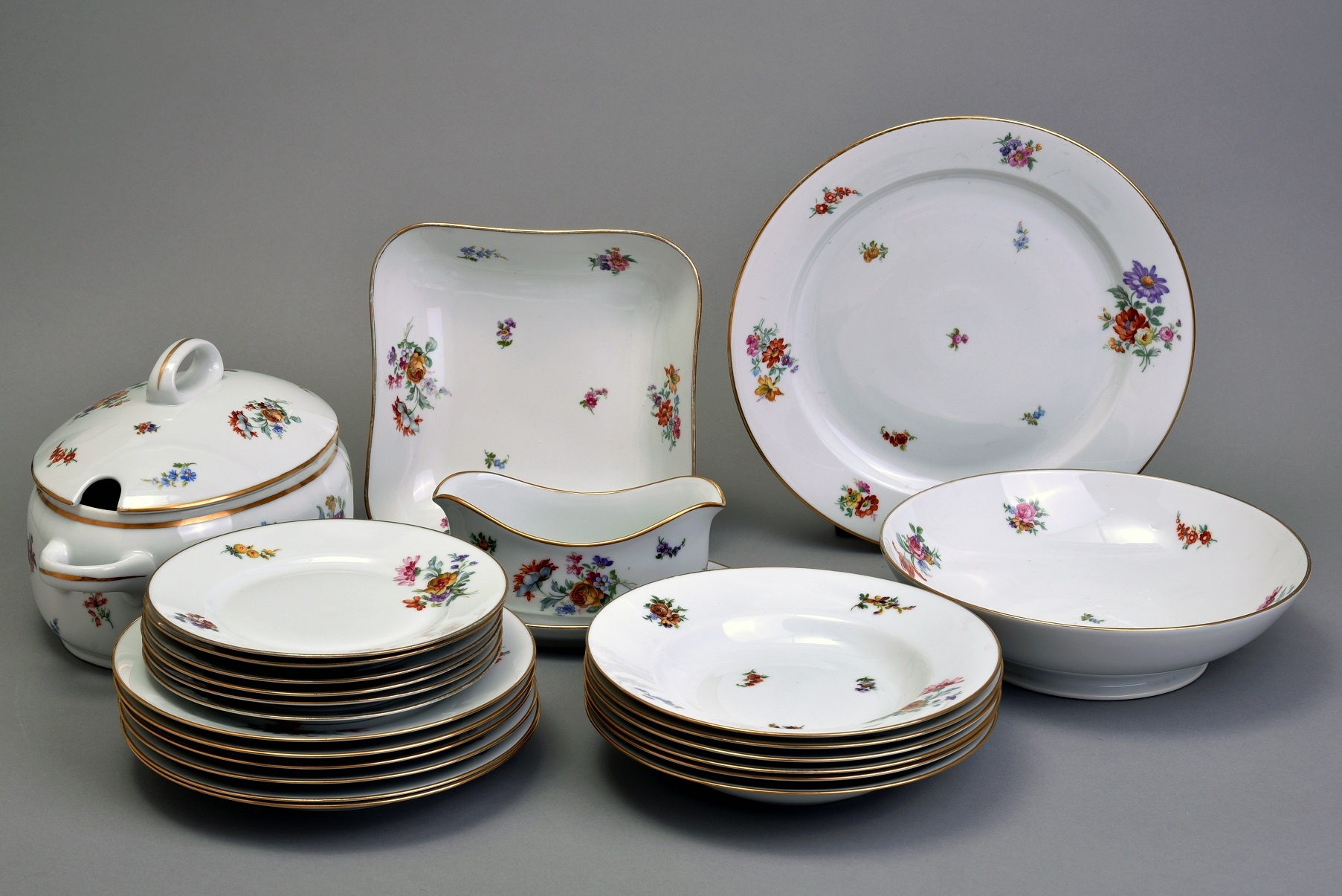 Virágmintás porcelán ét- és tálalókészlet, 25 darabos, Hüttl Tivadar Porcelángyár (Óbudai Múzeum CC BY-NC-SA)