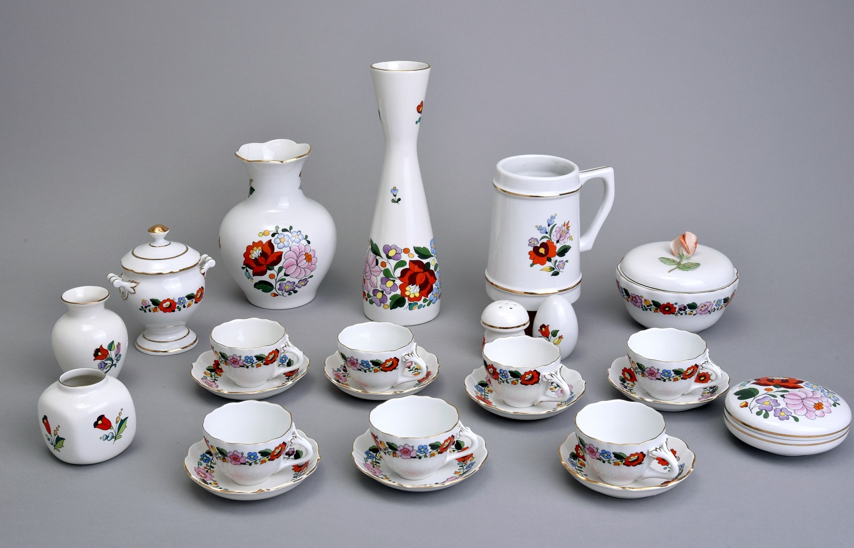 Porcelán készlet, kalocsai mintás, Aquincum Porcelángyár (Óbudai Múzeum CC BY-NC-SA)