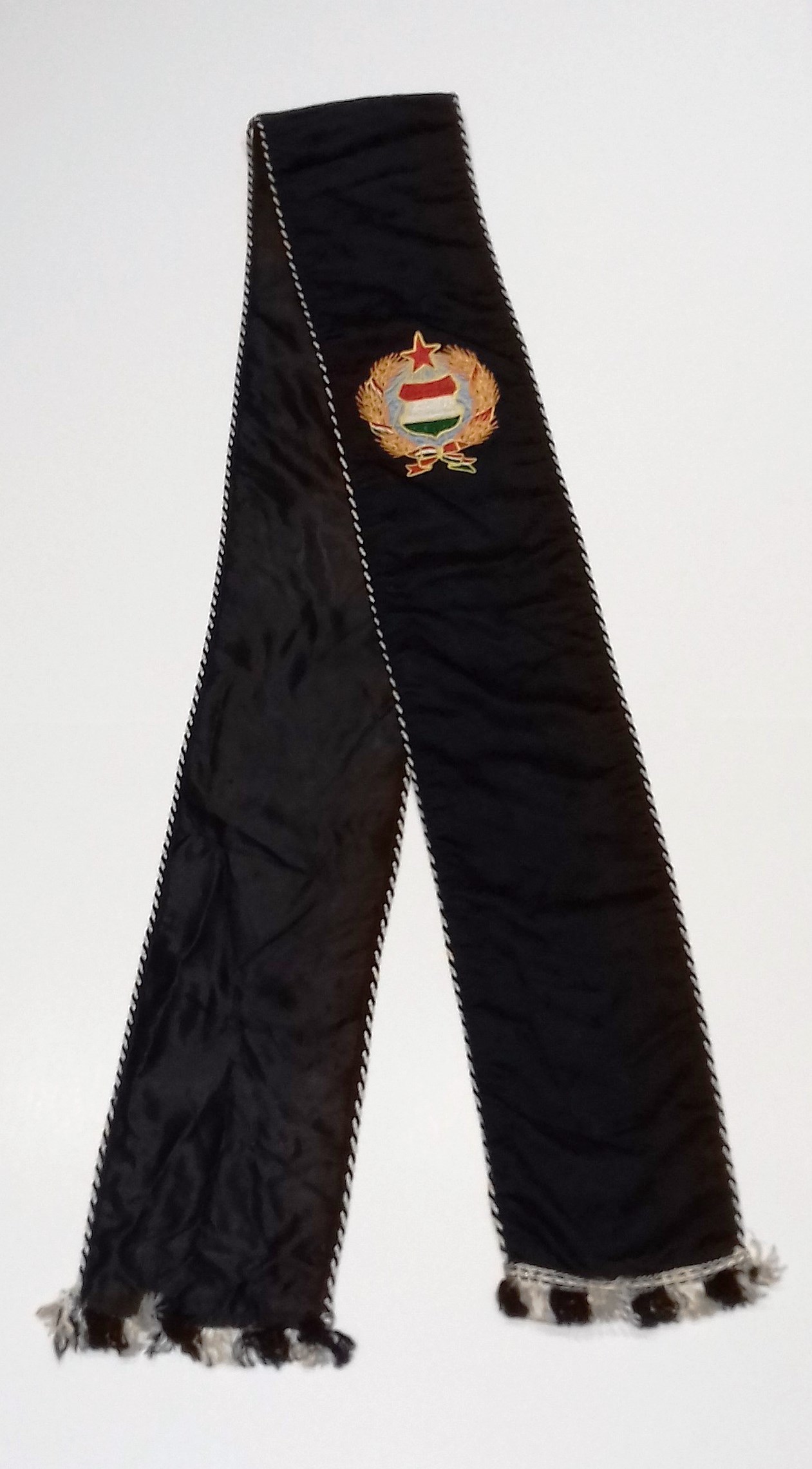 Gyászhuszár vállszalag - "Kádár-címerrel" (Nemzeti Örökség Intézete – Kegyeleti Múzeum CC BY-NC-SA)