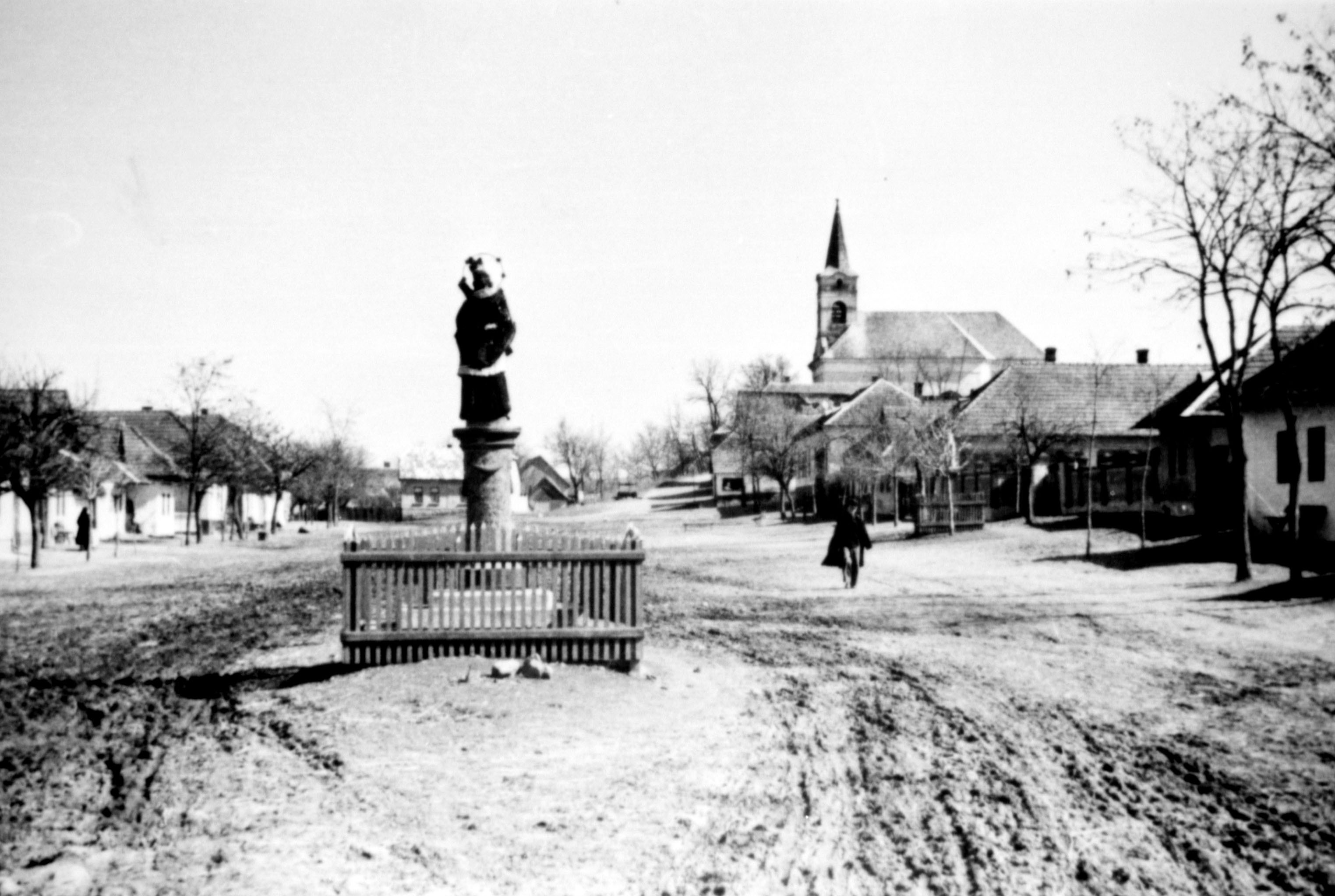 Előtérben Nepomuki Szent János szobra (MTA BTK Néprajztudományi Intézet CC BY-NC-SA)