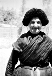 Idős asszony ünneplő ruhában