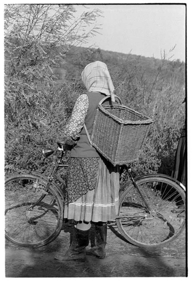 Nő hátikosárral (MTA BTK Néprajztudományi Intézet CC BY-NC-SA)
