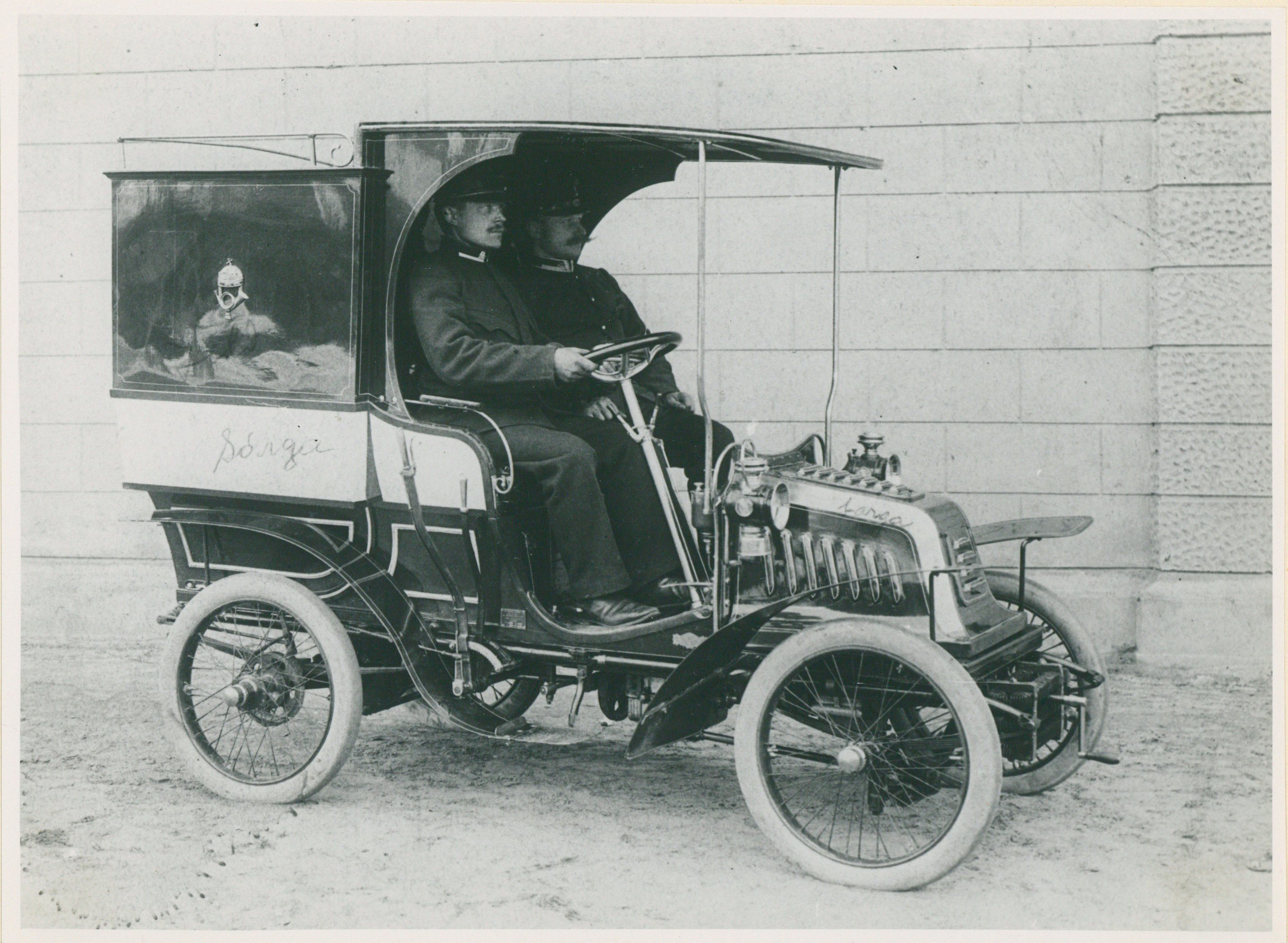 Cudell gyártmányú postai gépkocsi postásokkal (Postamúzeum CC BY-NC-SA)
