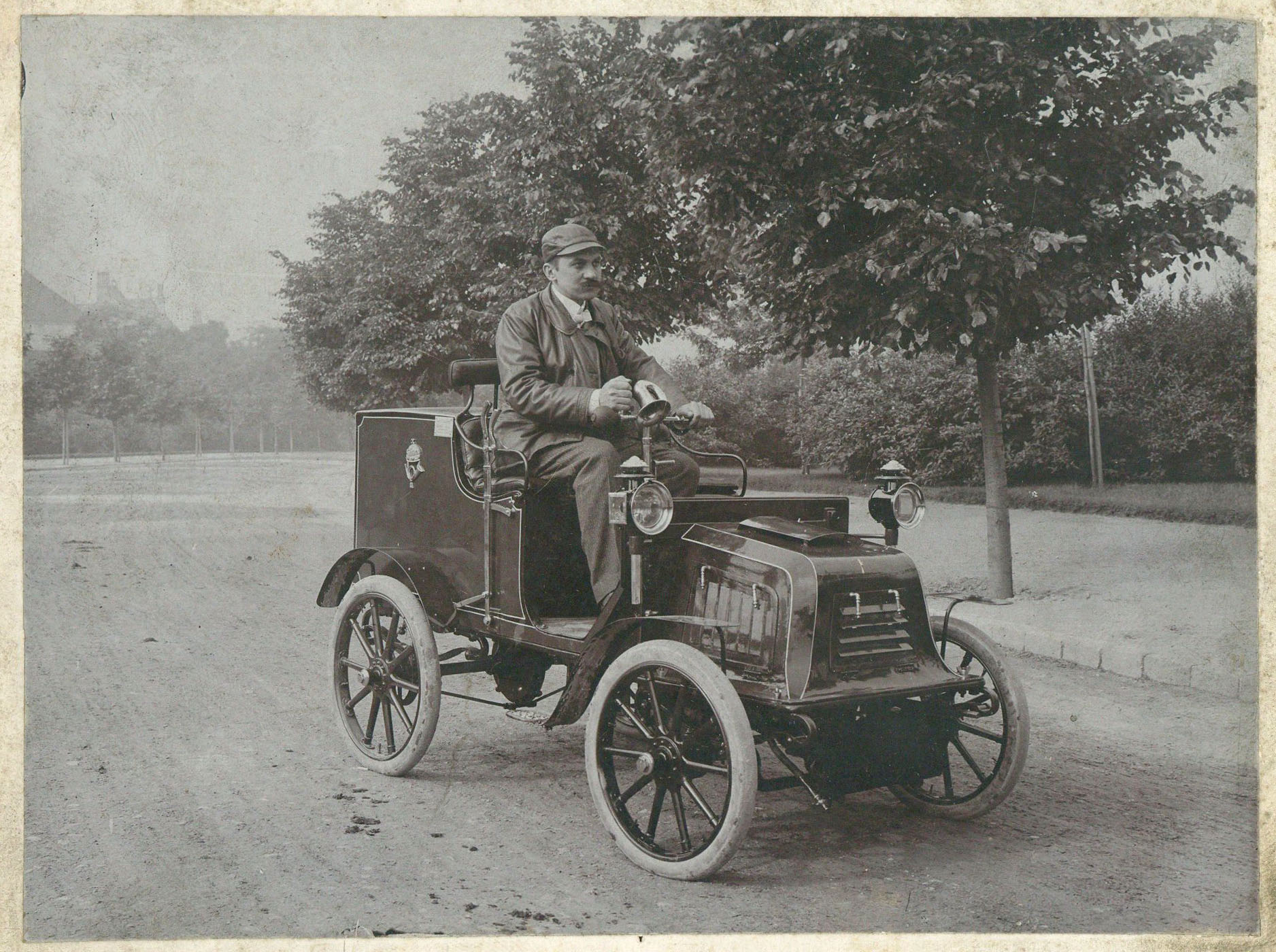 Szám Géza féle postaközvetítő gépkocsi (Postamúzeum CC BY-NC-SA)