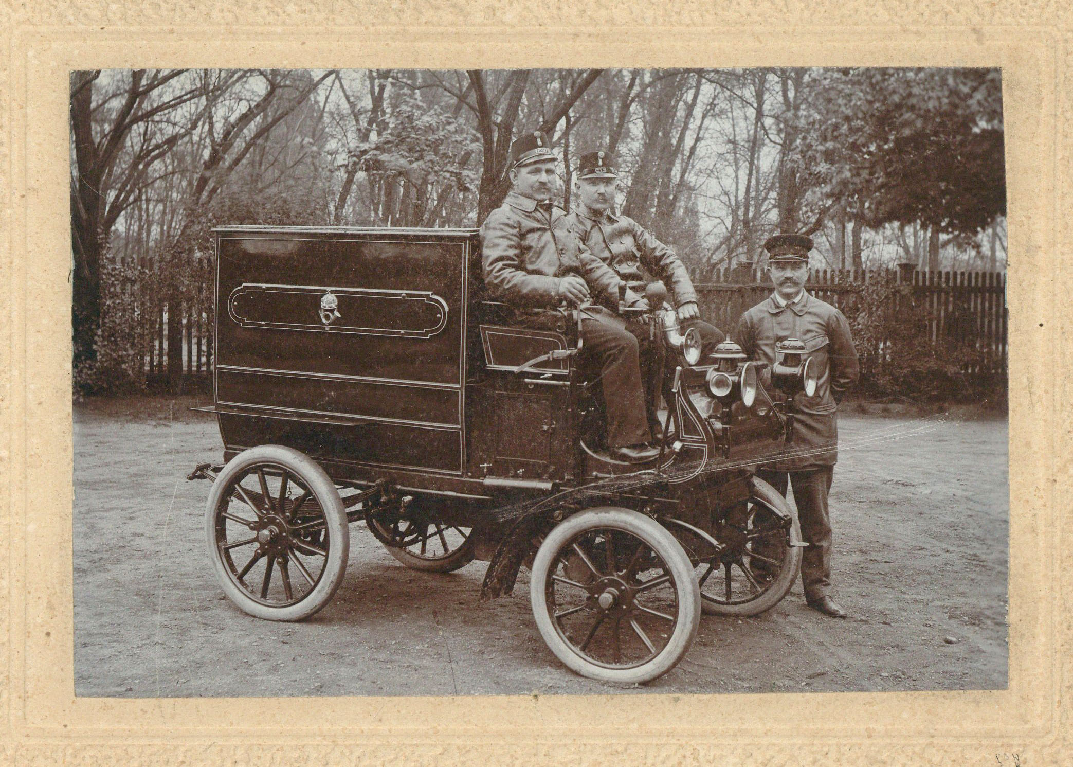 Peugeot gyártmányú postai gépkocsi postásokkal (Postamúzeum CC BY-NC-SA)