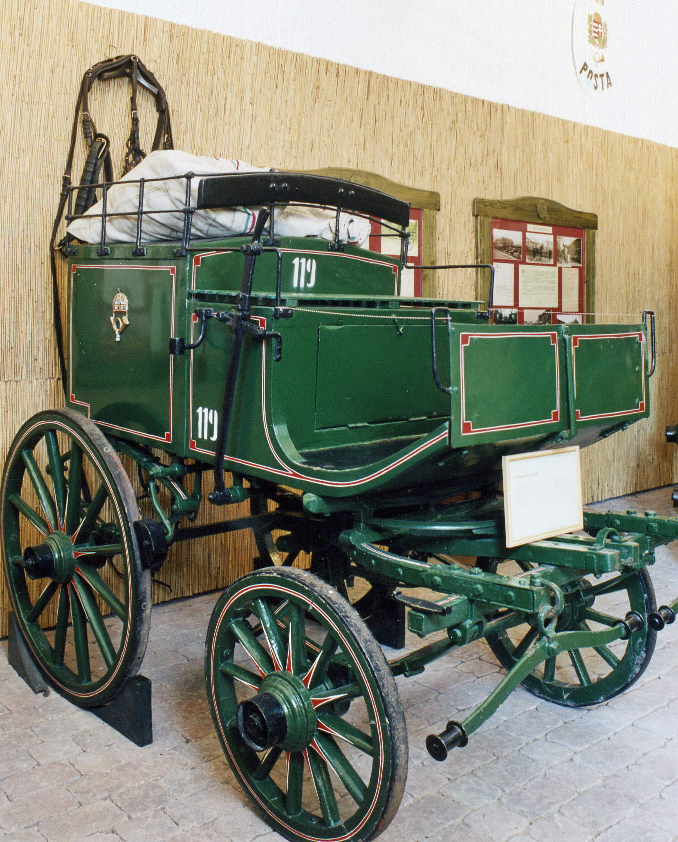 Levélgyűjtő kariolkocsi (Postamúzeum CC BY-NC-SA)