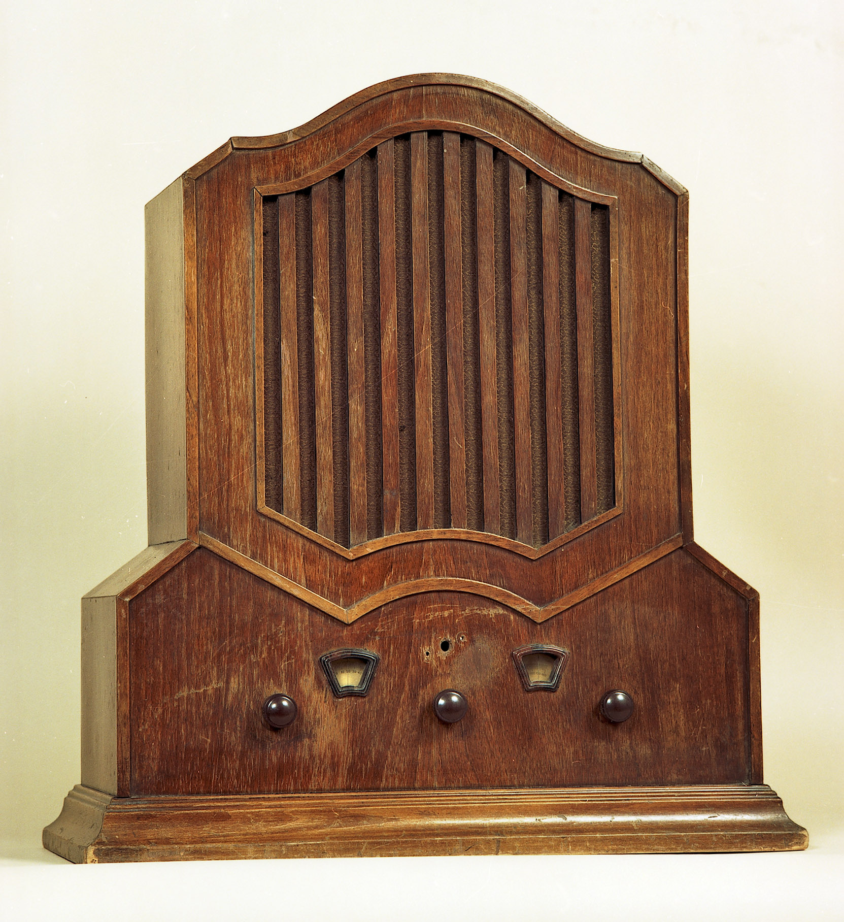 Sziksz Big-ben rádióvevő-készülék (Postamúzeum CC BY-NC-SA)