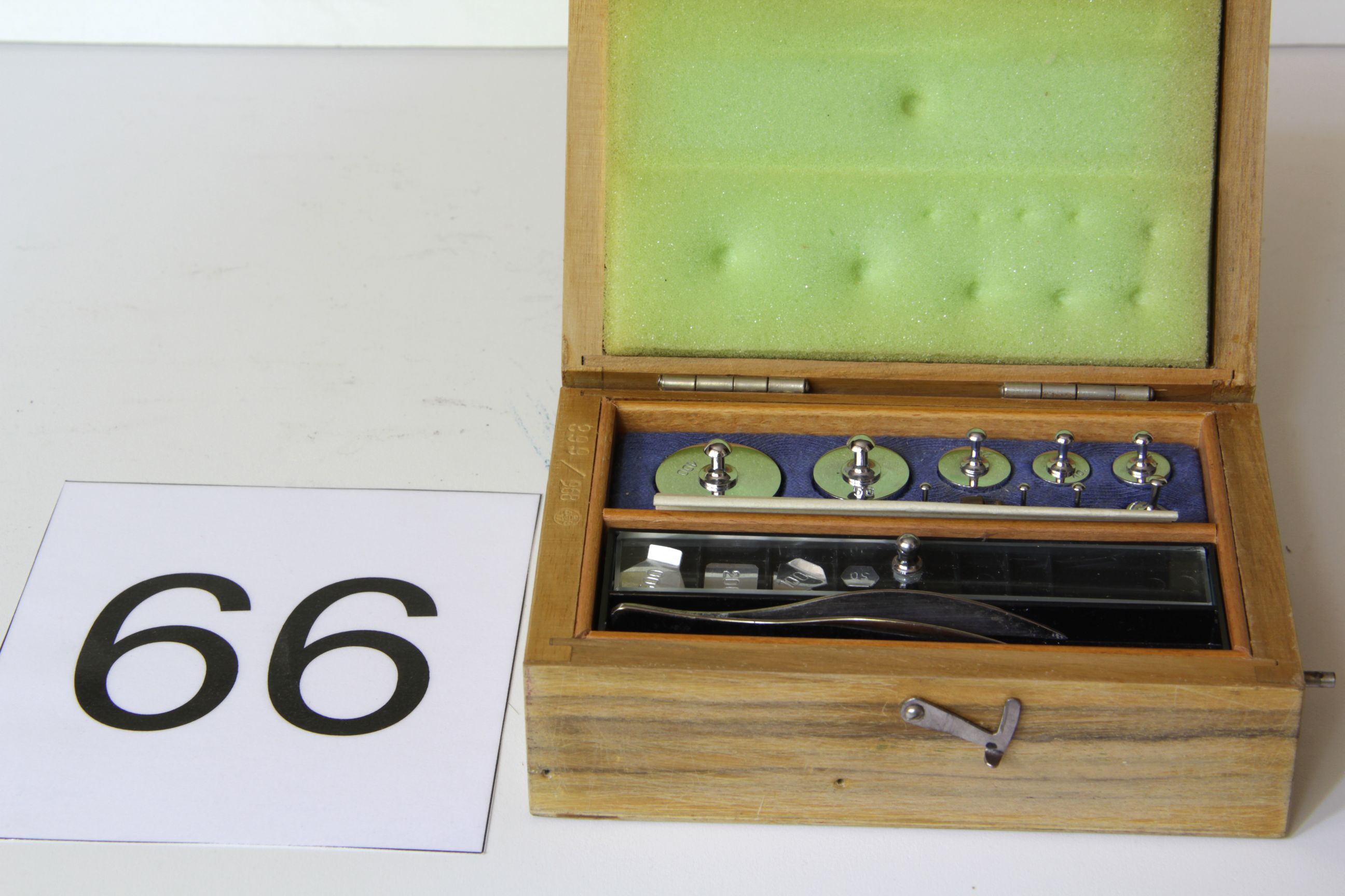 Súlykészlet doboza és súlyok (Magyar Kereskedelmi és Vendéglátóipari Múzeum CC BY-NC-SA)