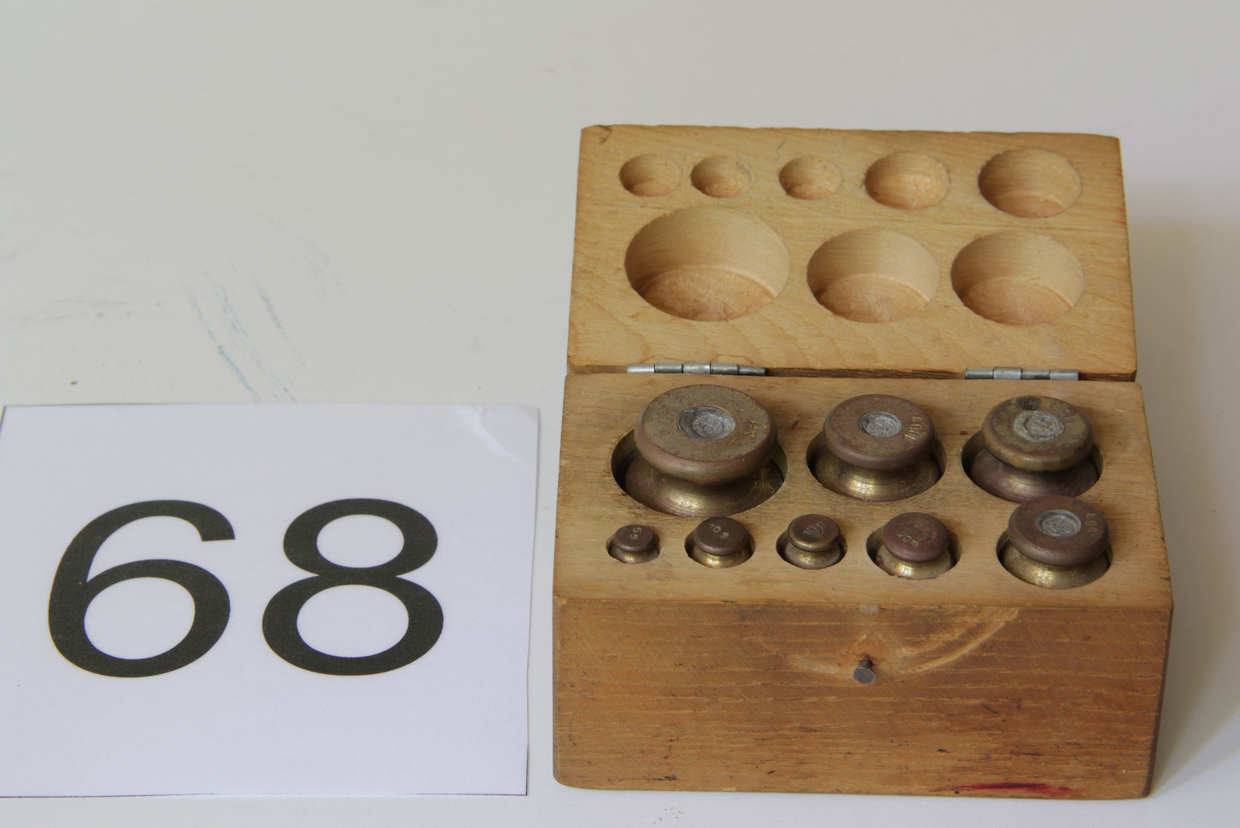 Súlykészlet doboza és súlyok (Magyar Kereskedelmi és Vendéglátóipari Múzeum CC BY-NC-SA)