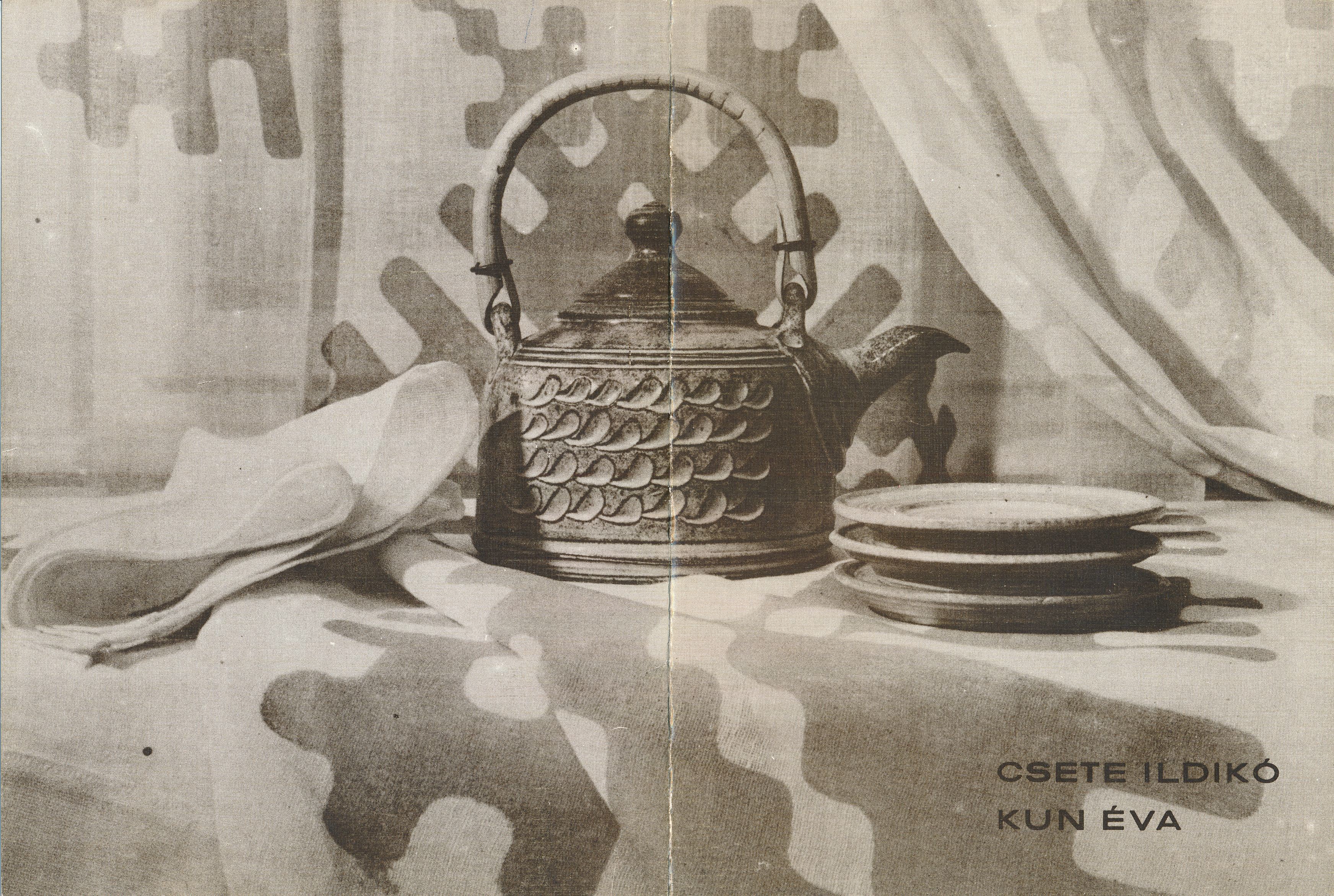 Csete Ildikó textiltervező és Kun Éva keramikus iparművészek (Design DigiTár – Iparművészeti archívum CC BY-NC-SA)