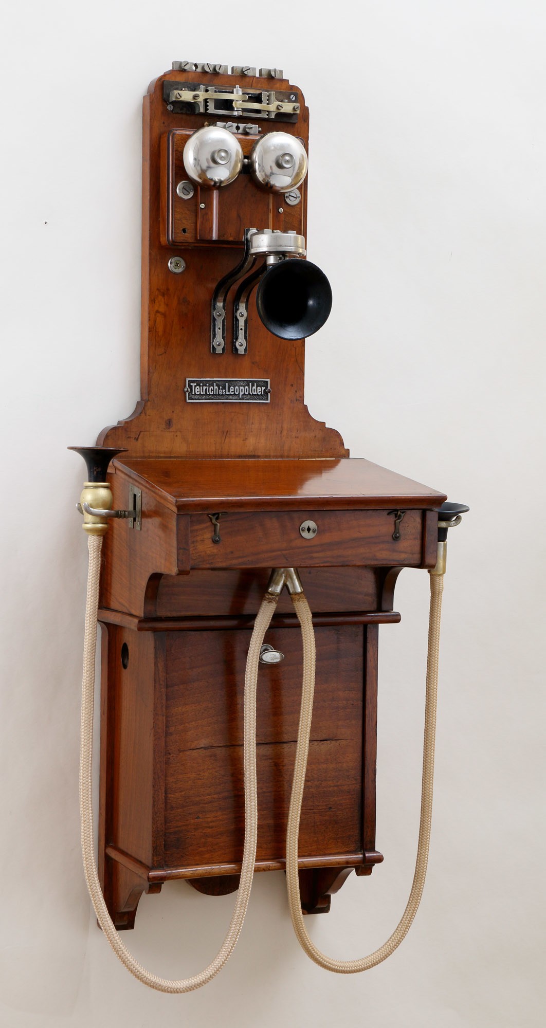 Sztetoszkóp elvű ikerhallócsöves távbeszélő készülék (Postamúzeum CC BY-NC-SA)