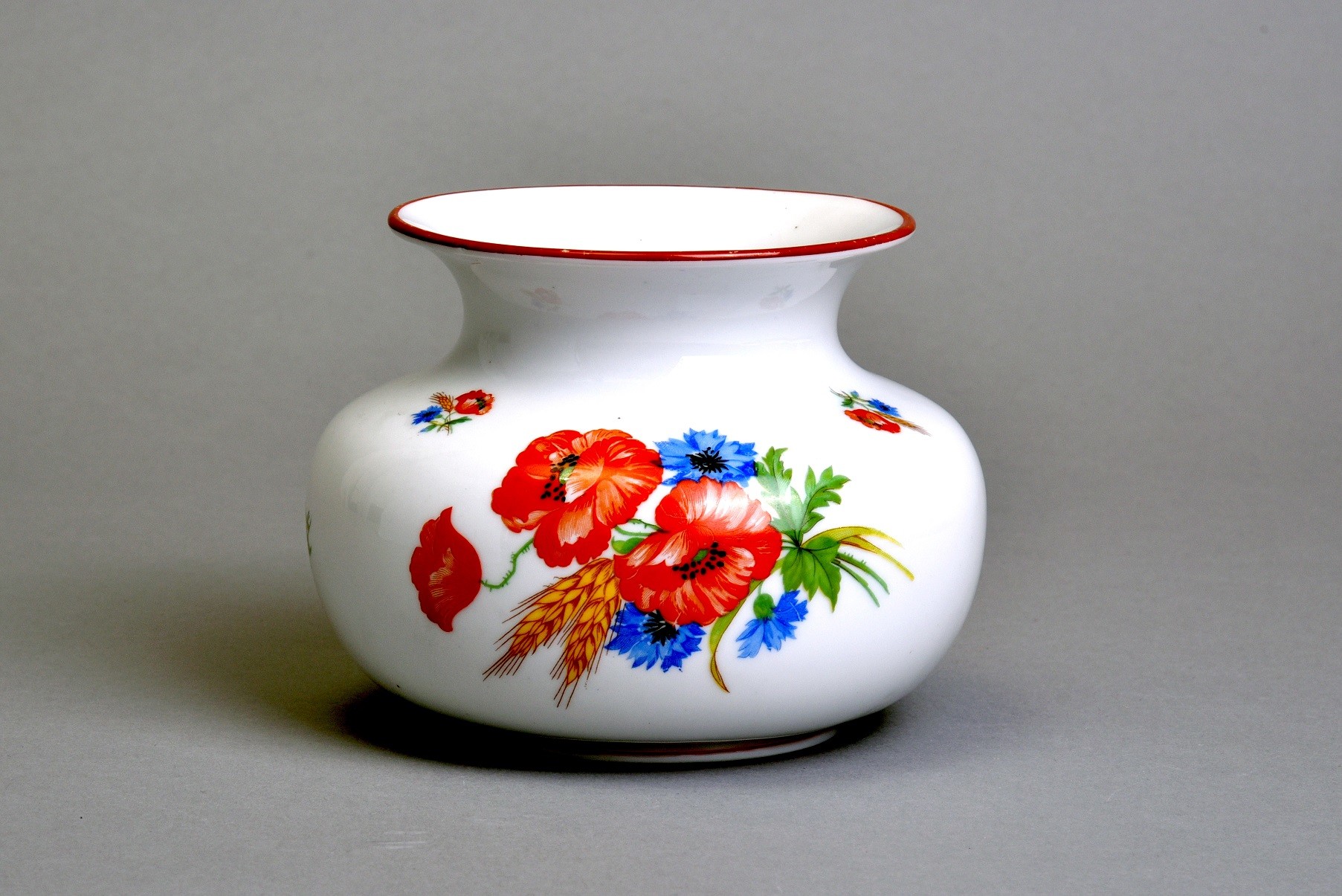 Porcelán váza, Hüttl Tivadar Porcelángyár (Óbudai Múzeum CC BY-NC-SA)