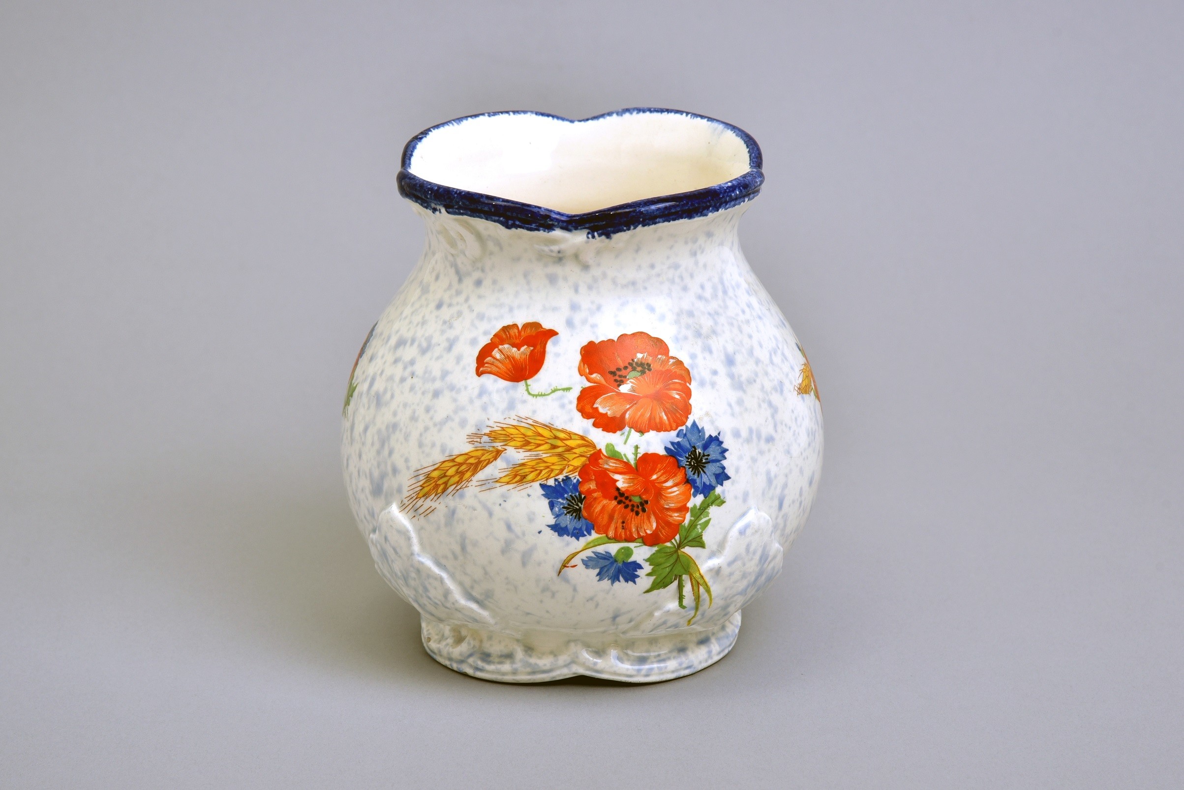 Porcelán váza pipacsos mintával (Óbudai Múzeum CC BY-NC-SA)