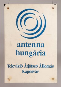 Címtábla (műanyag) "ANTENNA HUNGÁRIA TELEVÍZIÓ ÁTJÁTSZÓ ÁLLOMÁS KAPOSVÁR"