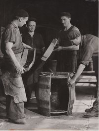 Dreher Sörgyárak II. telep kádárműhely munkásokkal