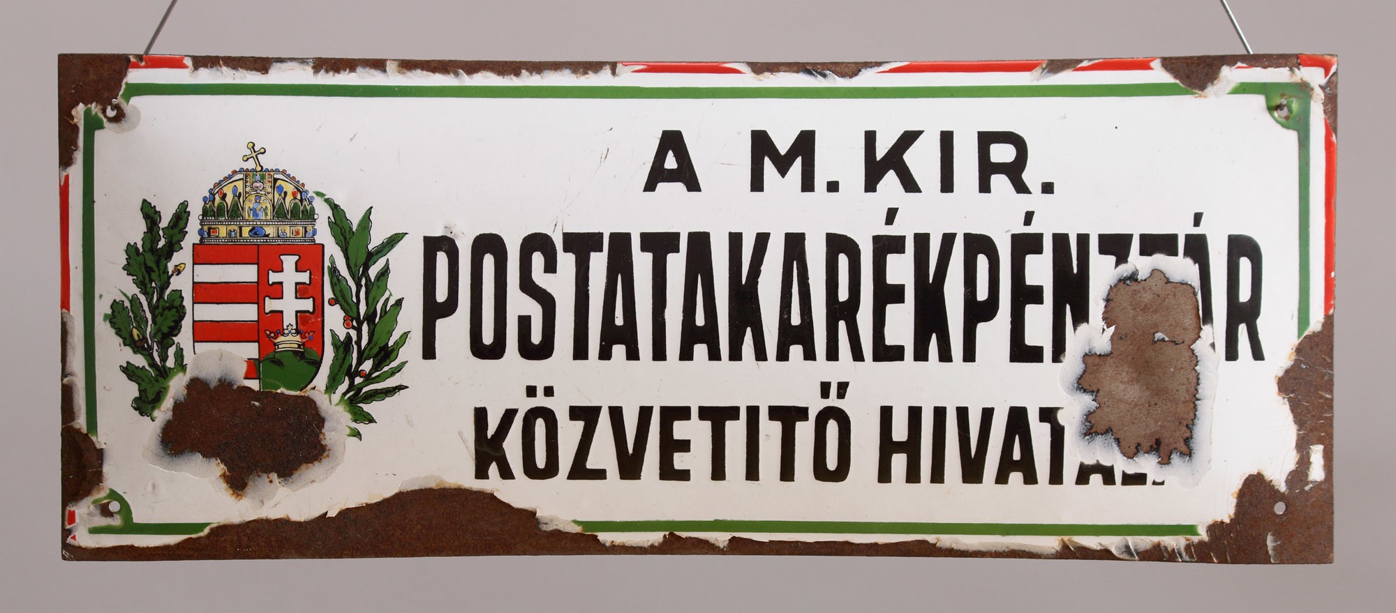 Címertábla - A M. KIR. POSTATAKARÉKPÉNZTÁR KÖZVETITŐ HIVATALA (Postamúzeum CC BY-NC-SA)