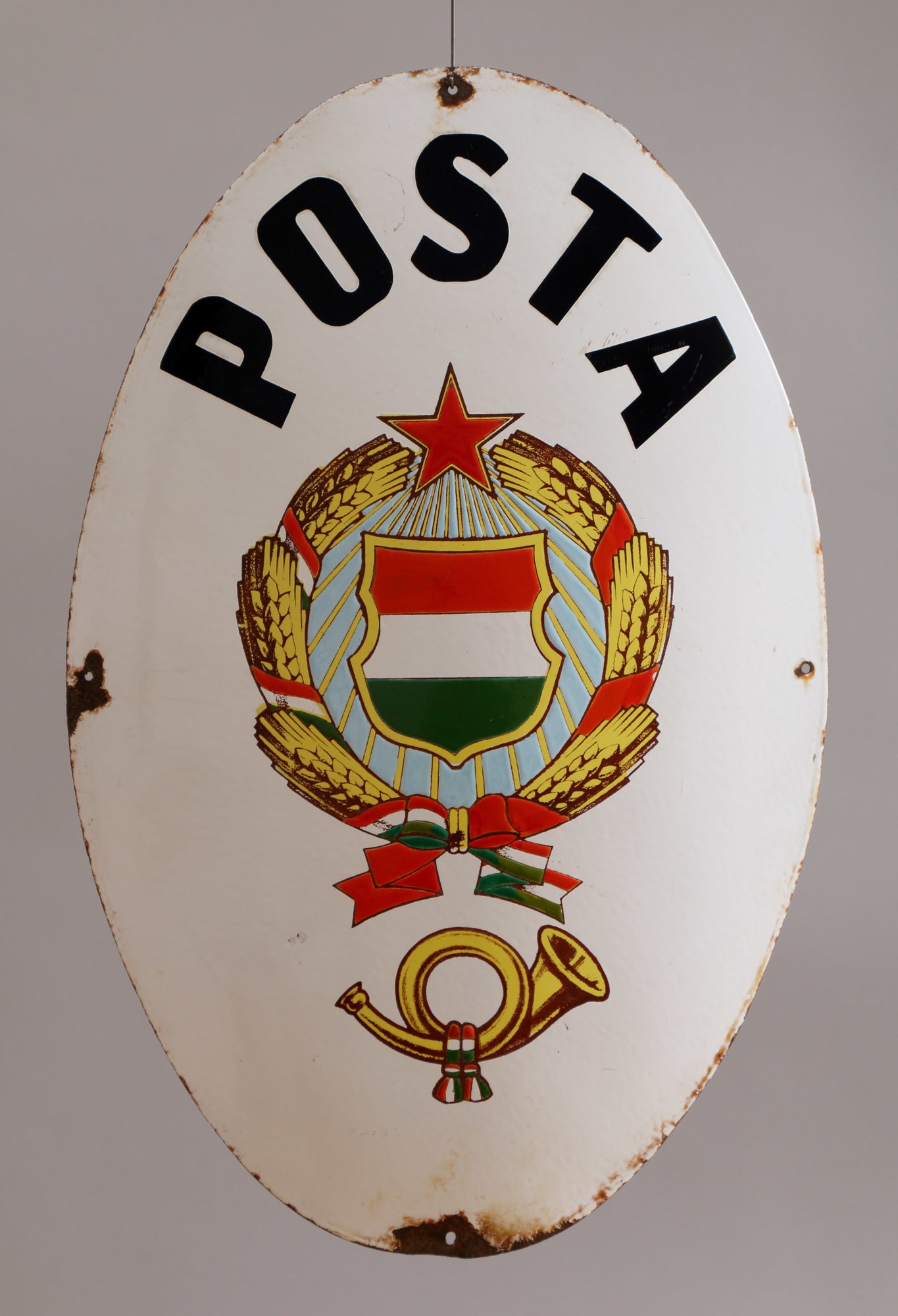 Címertábla (Kádár címeres, alatta postakürttel) „POSTA” (Postamúzeum CC BY-NC-SA)
