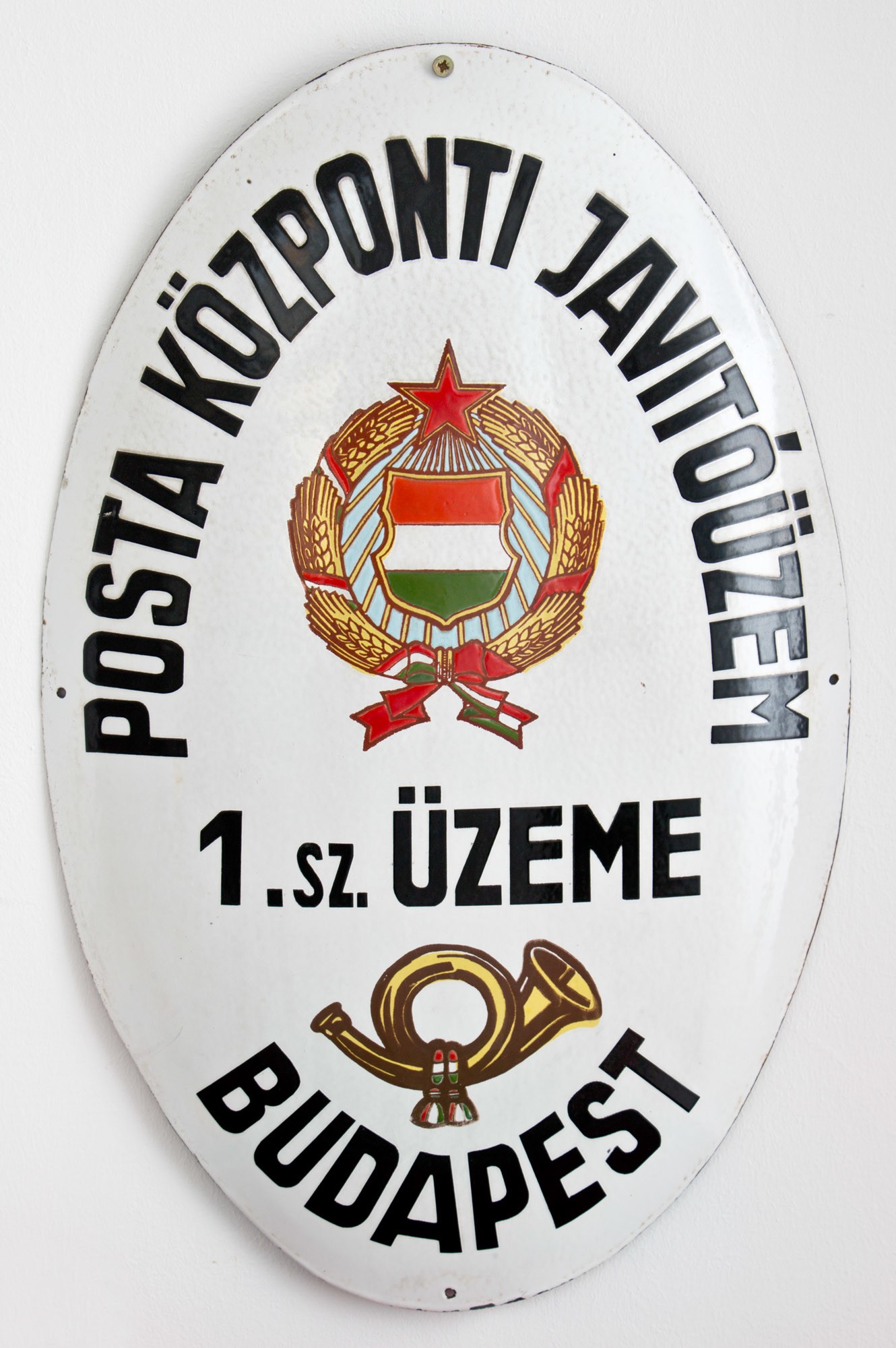 Címertábla (Kádár címerrel) "POSTA KÖZPONTI JAVÍTÓÜZEM 1. SZ. ÜZEME BUDAPEST" (Postamúzeum CC BY-NC-SA)