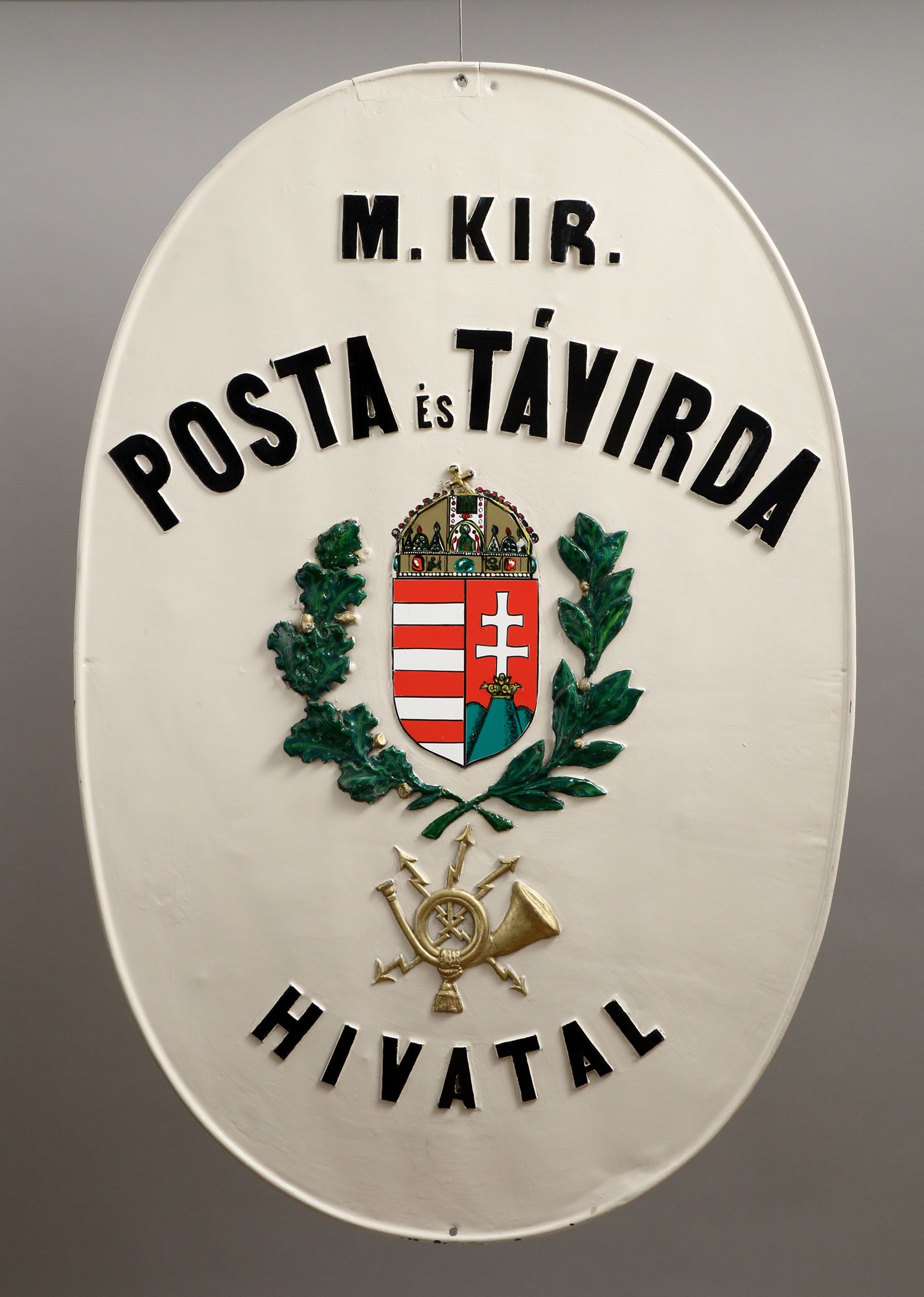 Címertábla (ovális, koronás címerel, bojtos postakürtttel) "M. KIR. POSTA ÉS TÁVIRDA HIVATAL" (Postamúzeum CC BY-NC-SA)
