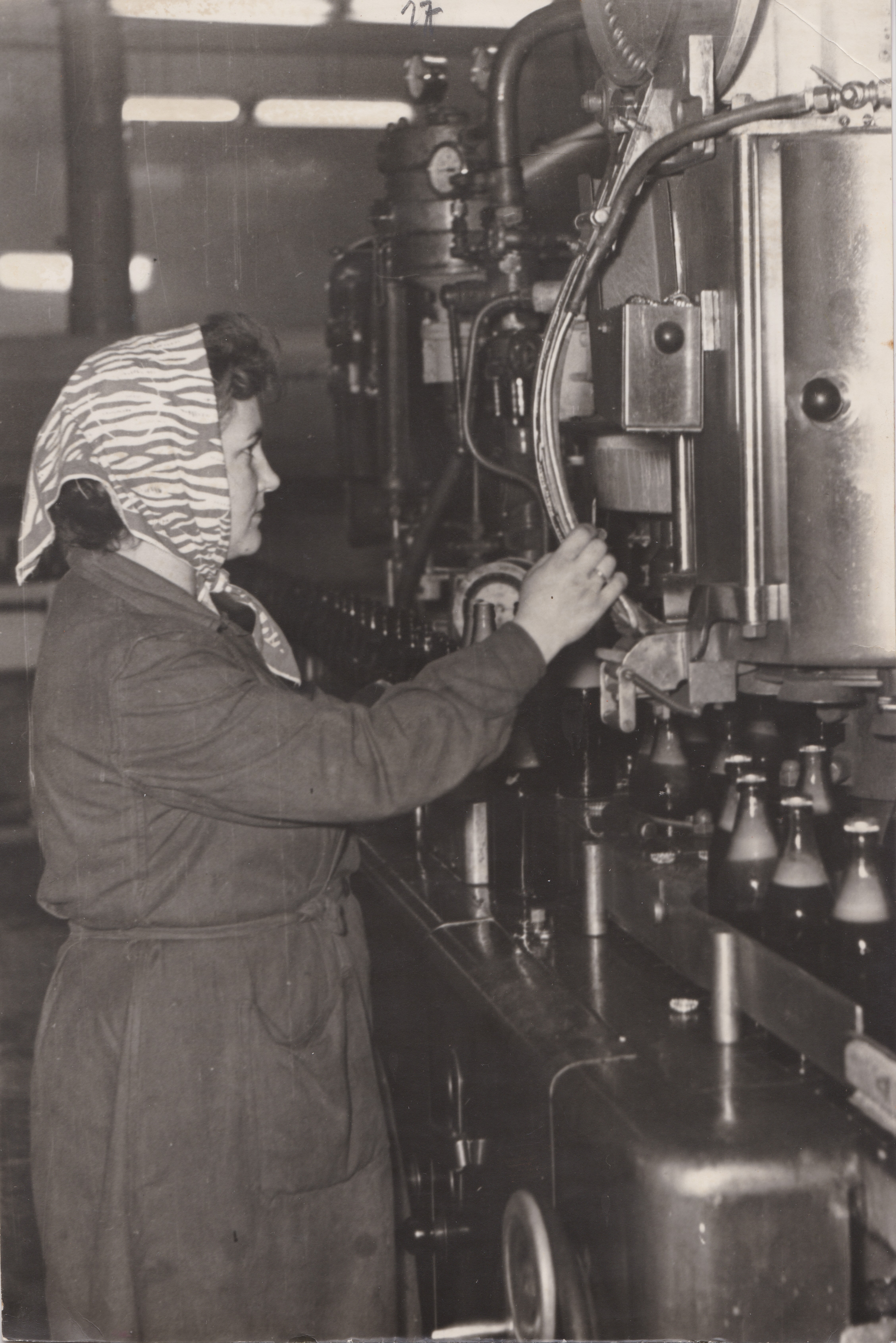 Dreher Sörgyárak - Palackfejtő gépsor munkásnővel (Dreher Sörgyárak - Dreher Sörmúzeum CC BY-NC-SA)