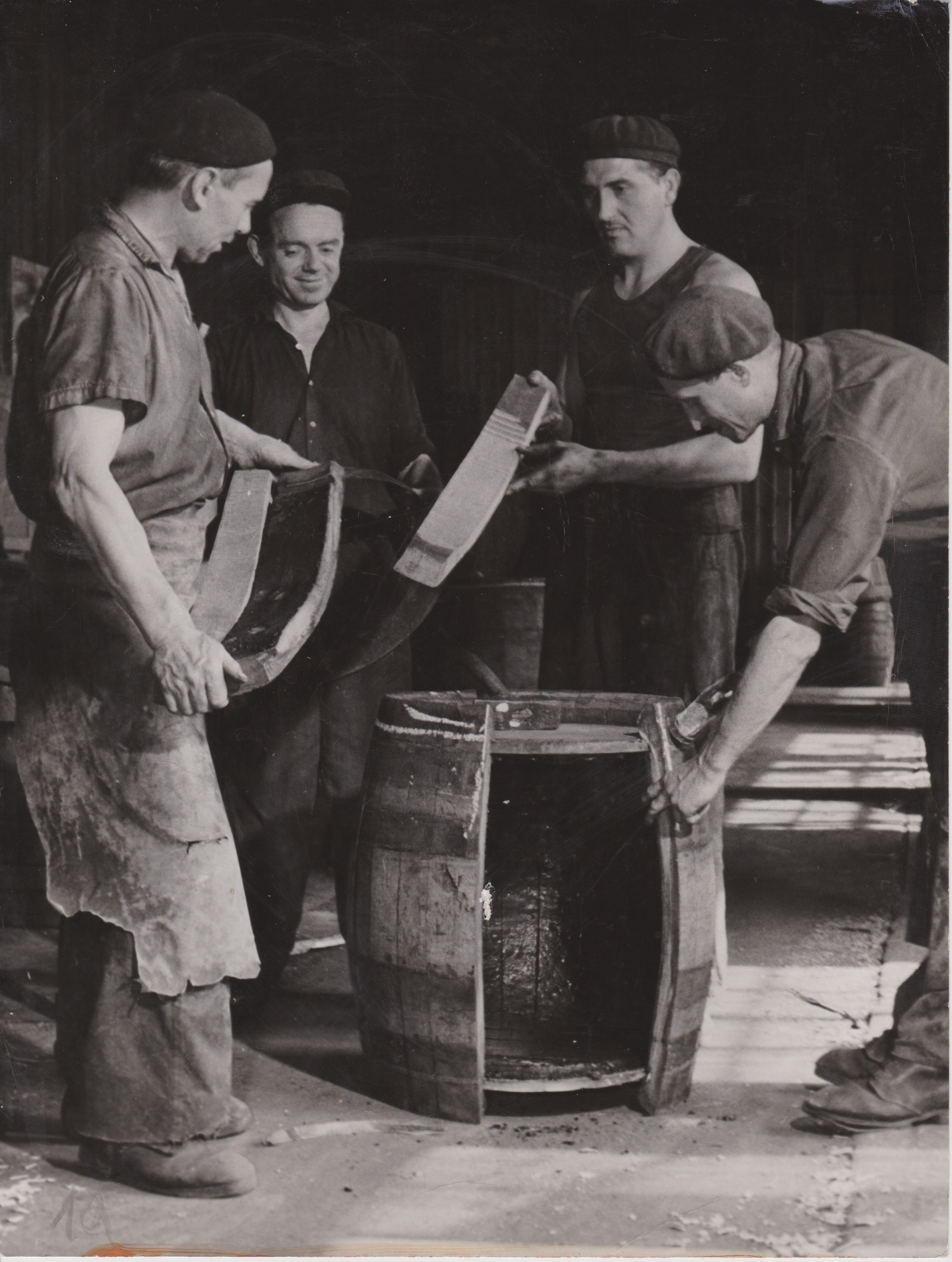 Dreher Sörgyárak II. telep kádárműhely munkásokkal (Dreher Sörgyárak - Dreher Sörmúzeum CC BY-NC-SA)