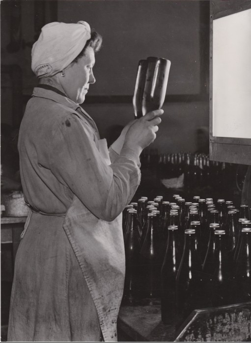 Dreher Sörgyárak palackellenőrzés (Dreher Sörgyárak - Dreher Sörmúzeum CC BY-NC-SA)