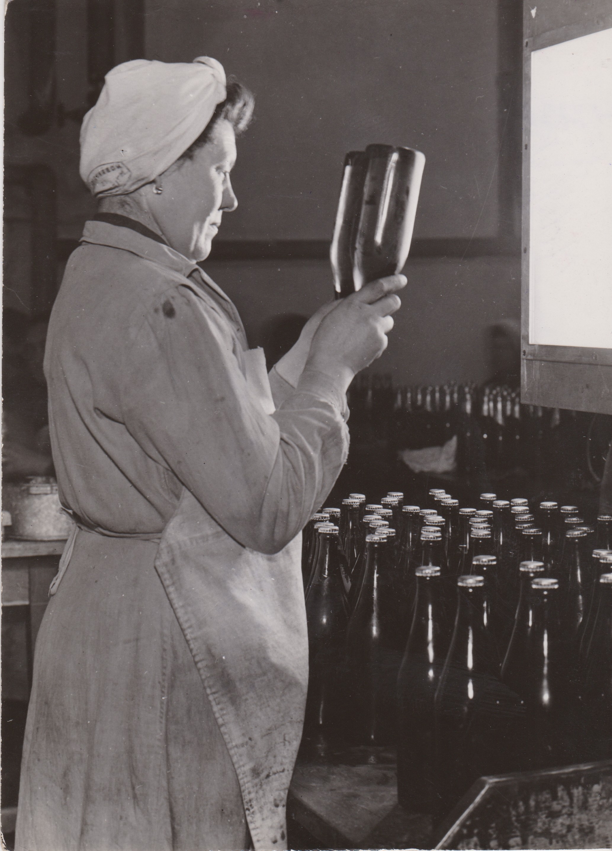 Dreher Sörgyárak palackellenőrzés (Dreher Sörgyárak - Dreher Sörmúzeum CC BY-NC-SA)