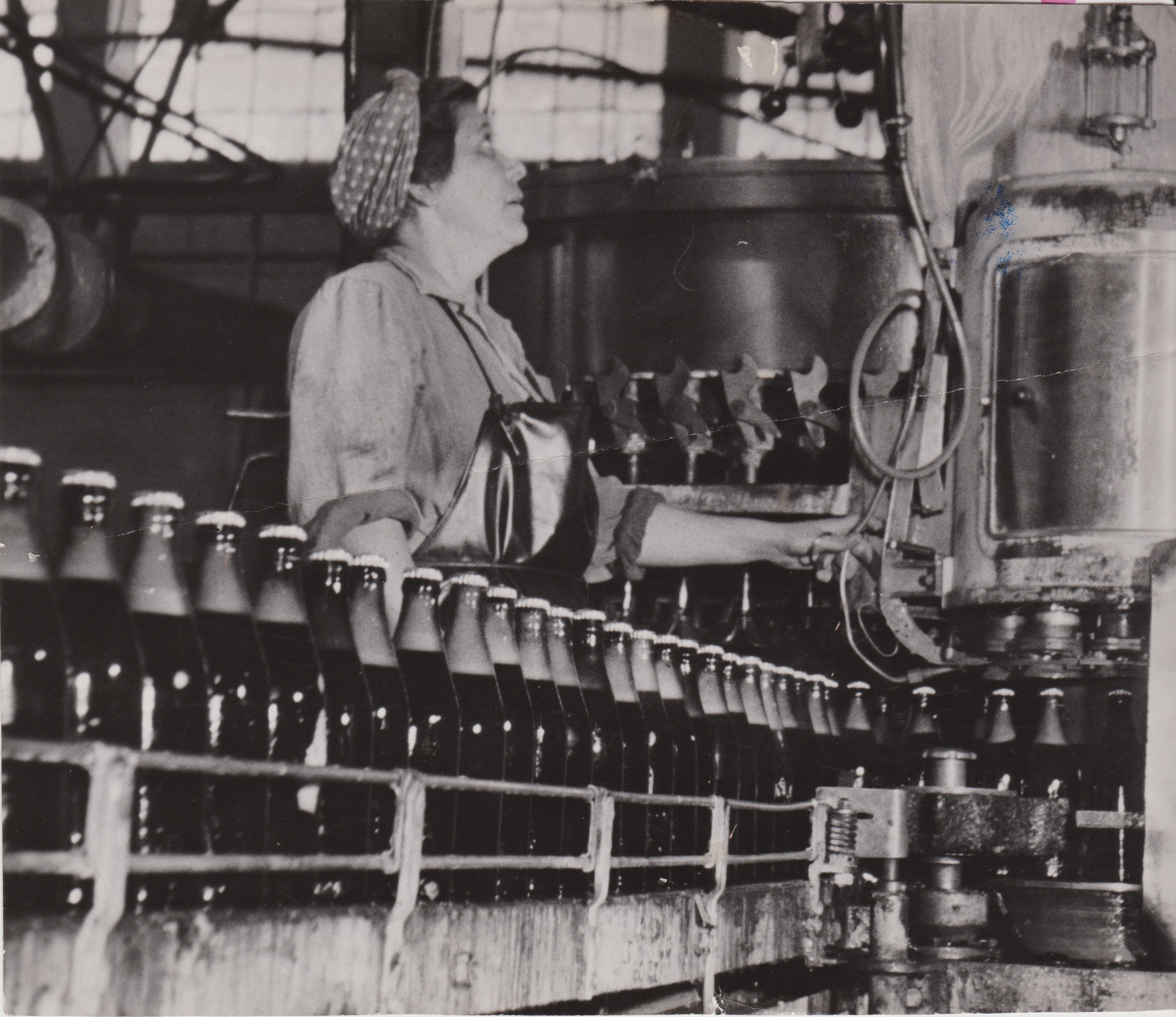 Dréher Sörgyárak palackozás és sörfejtés (Dreher Sörgyárak - Dreher Sörmúzeum CC BY-NC-SA)