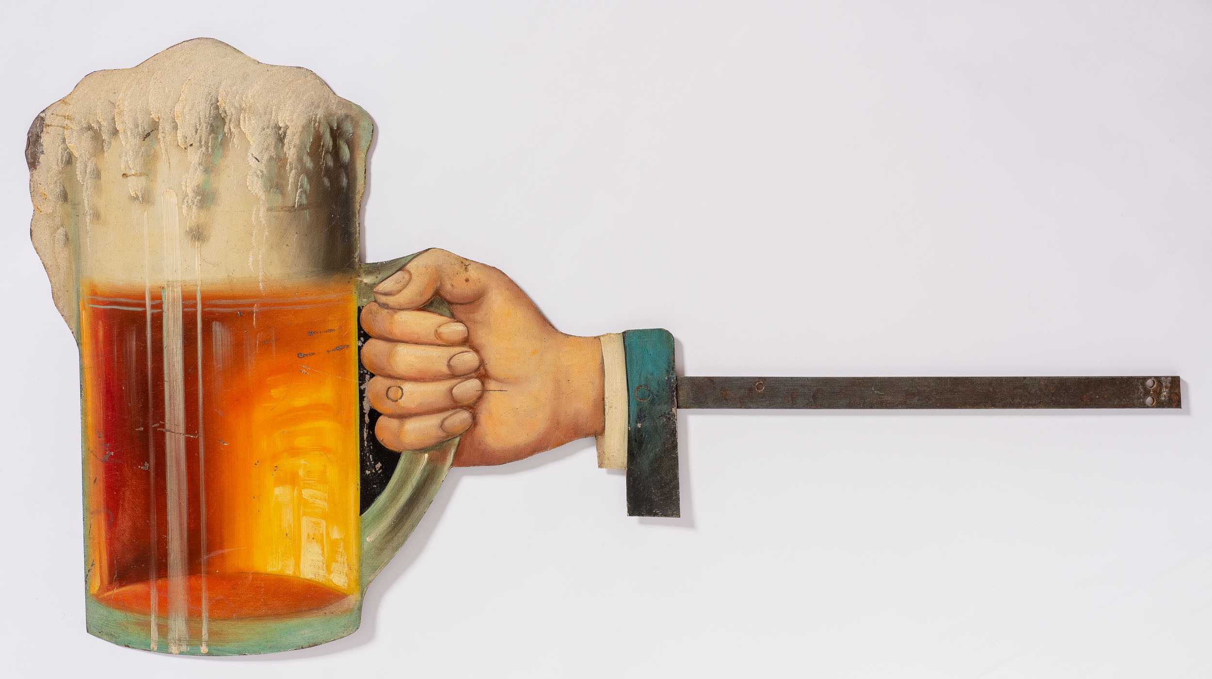 Söröskorsót tartó kéz,cégér fémből (Söripari Emléktár - Dreher Sörmúzeum CC BY-NC-SA)