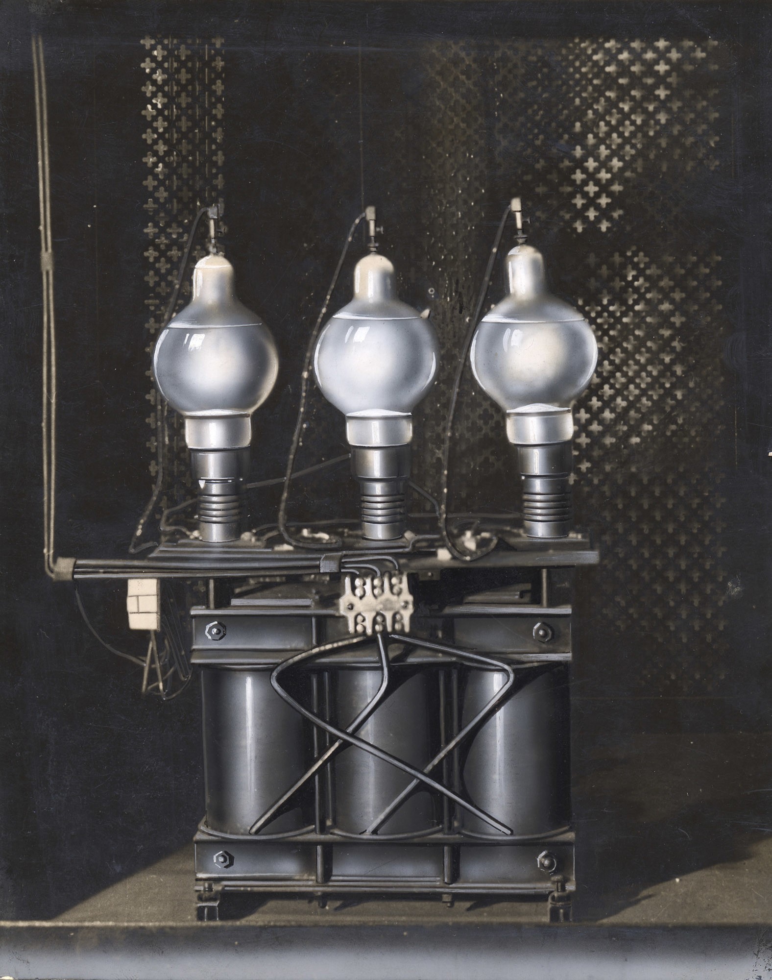 Akkumulátor töltő higanygőzös egyenirányítója (Postamúzeum CC BY-NC-SA)