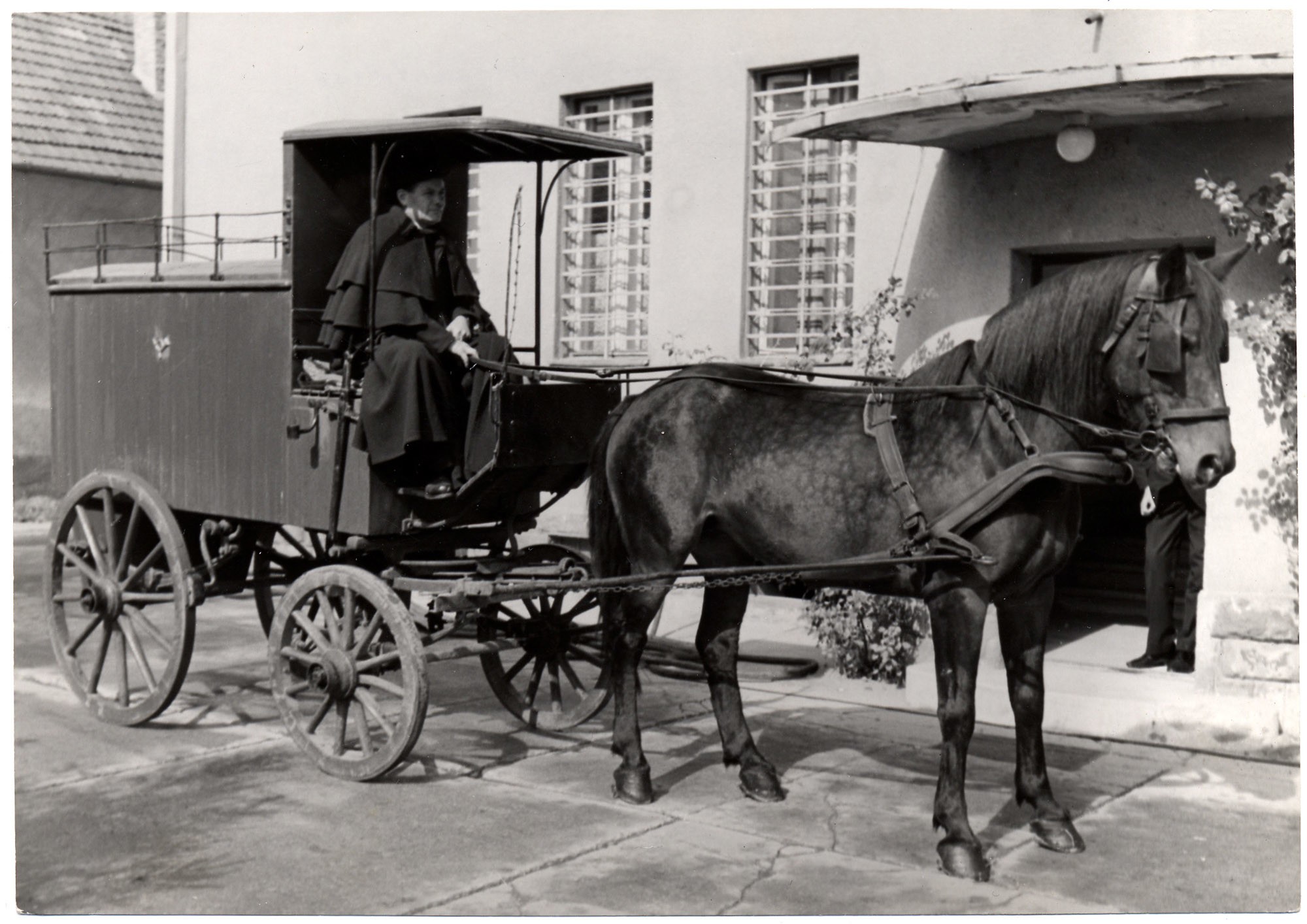 Az utolsó kézbesítő útjáról visszatérő lófogatú kariolkocsi Aszódon (Postamúzeum CC BY-NC-SA)