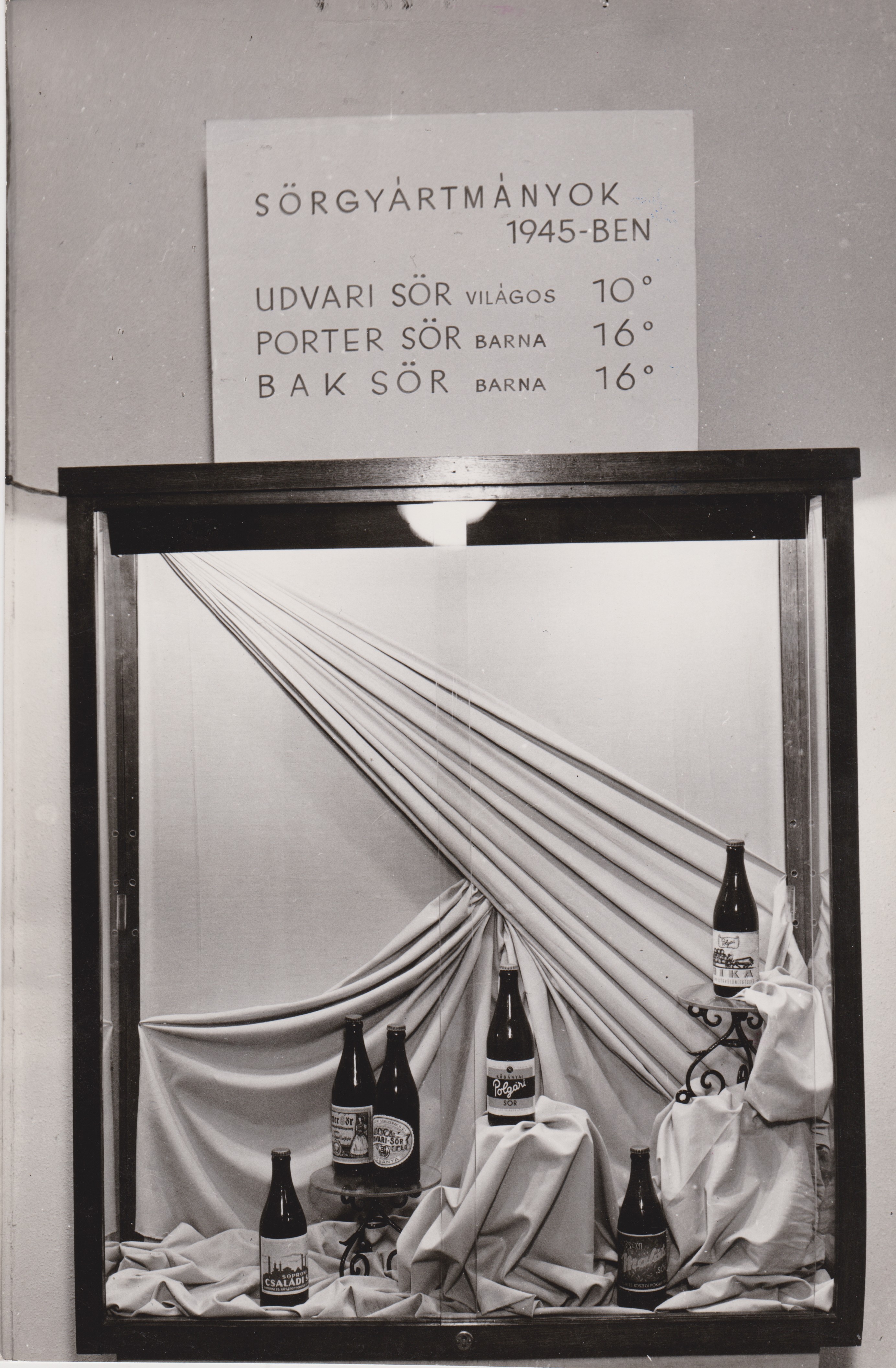 Fénykép - Az élelmiszeripar fejlődése az államosítás óta kiállítás berendezett vitrine, 1955 (Dreher Sörgyárak - Dreher Sörmúzeum CC BY-NC-SA)