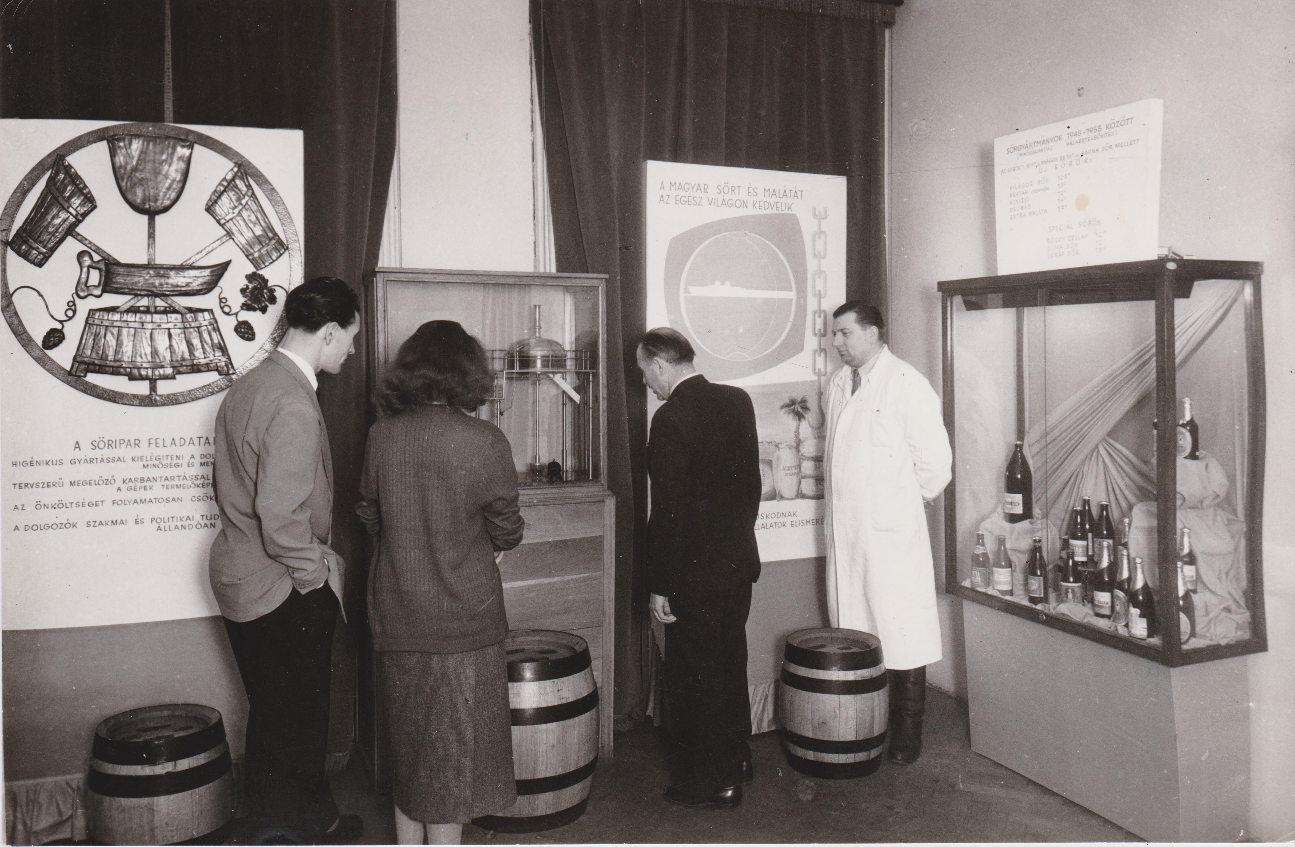 Fénykép - Az élelmiszeripar fejlődése az államosítás óta kiállítás kiállítótere, 1955 (Dreher Sörgyárak - Dreher Sörmúzeum CC BY-NC-SA)