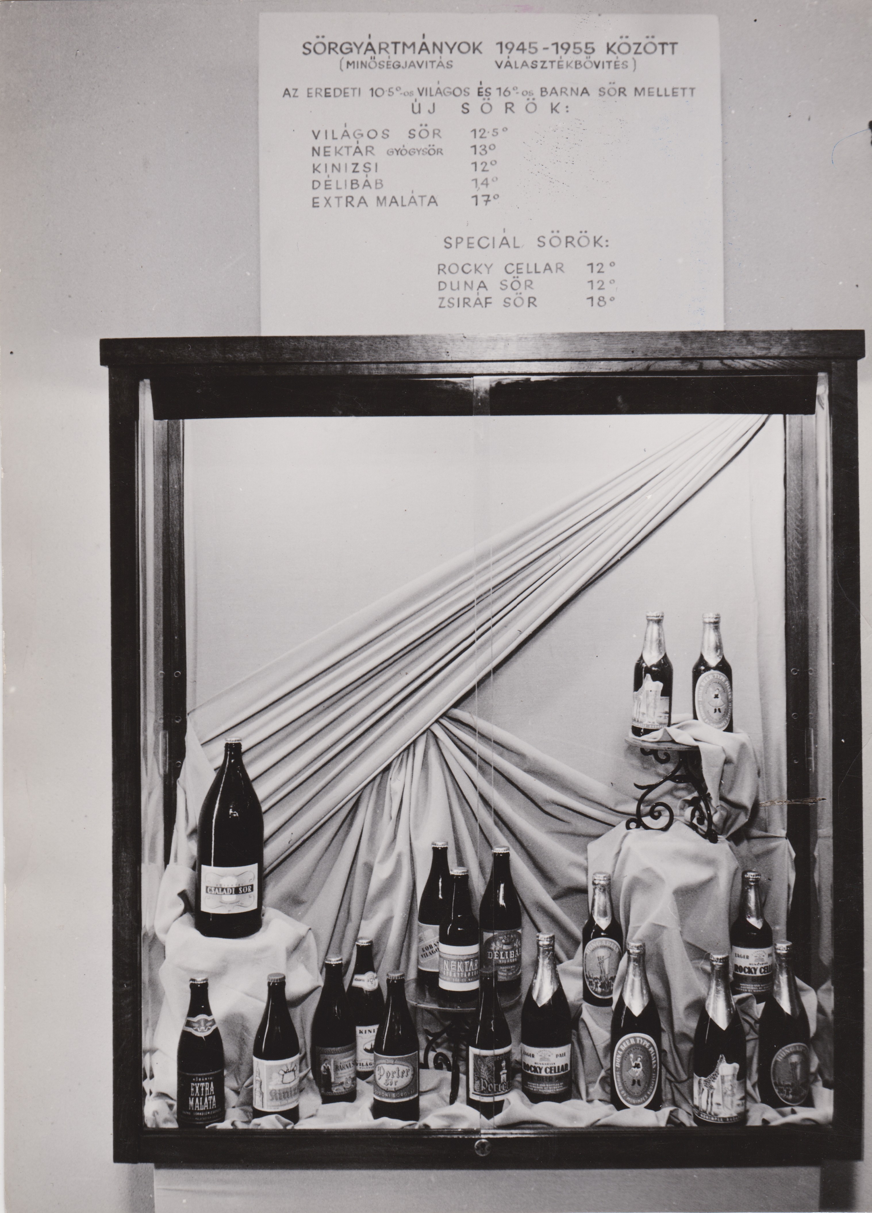 Fénykép - Az élelmiszeripar fejlődése az államosítás óta kiállítás vitrine, 1955 (Dreher Sörgyárak - Dreher Sörmúzeum CC BY-NC-SA)