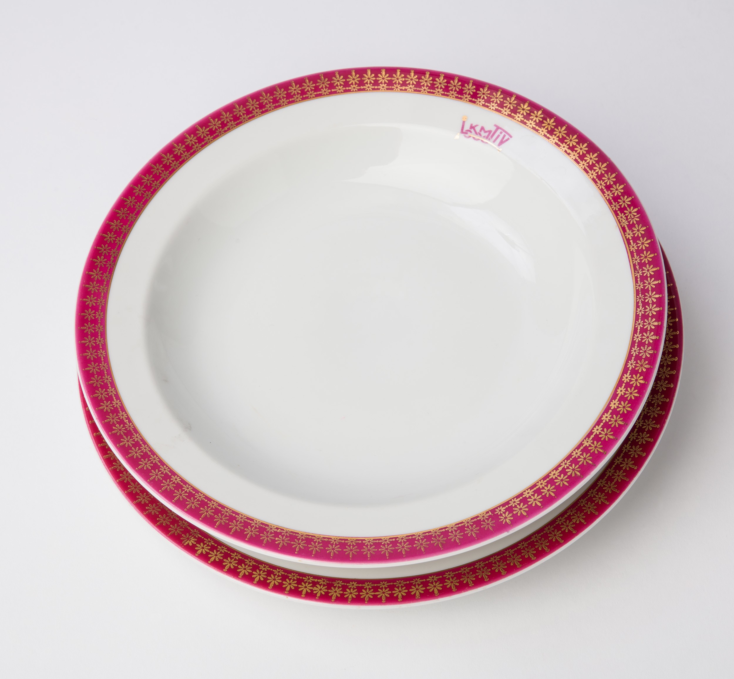 Lapos és mély tányér (Magyar Kereskedelmi és Vendéglátóipari Múzeum CC BY-NC-SA)