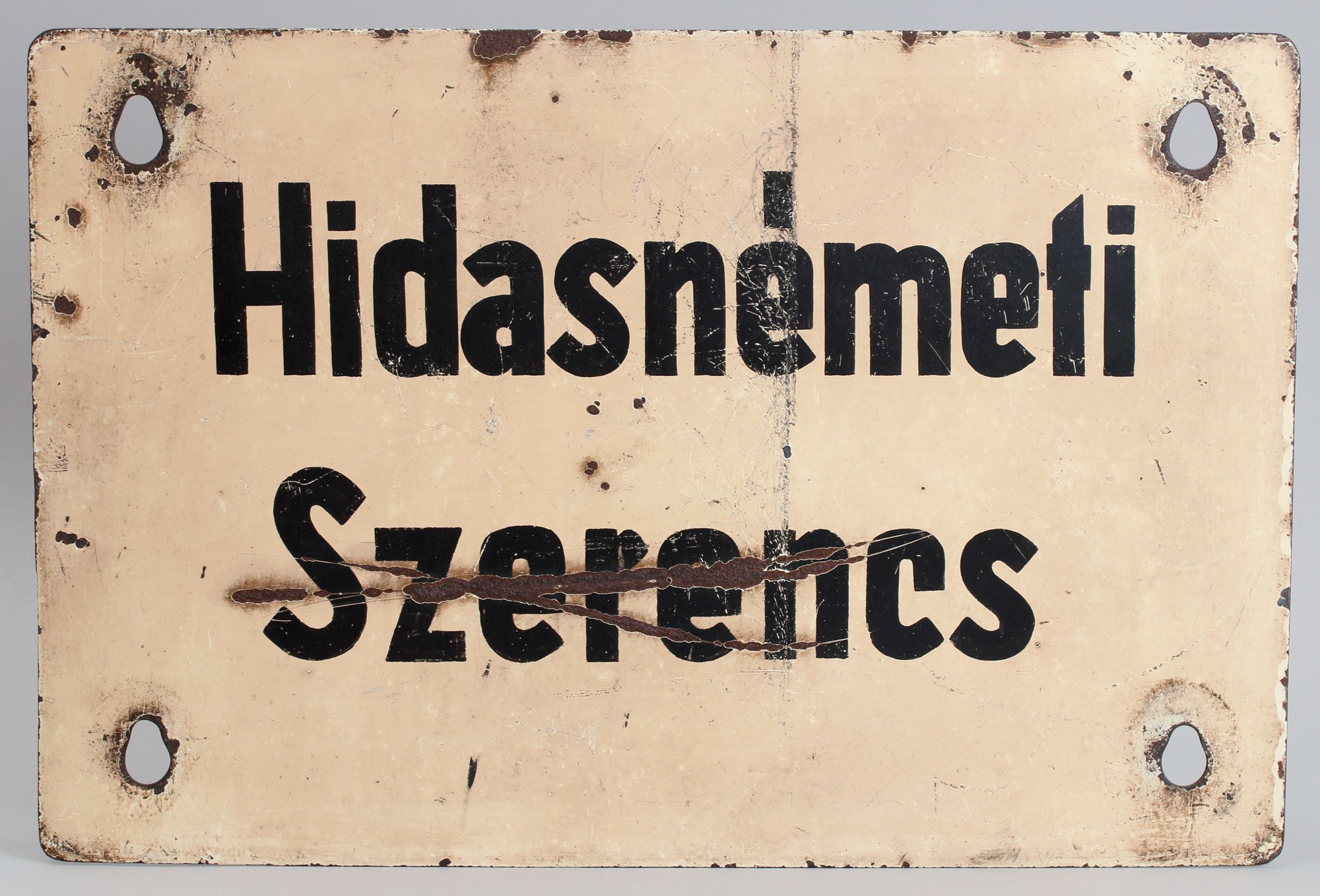 Mozgóposta irányjelző tábla „HIDASNÉMETI SZERENCS” (Postamúzeum CC BY-NC-SA)