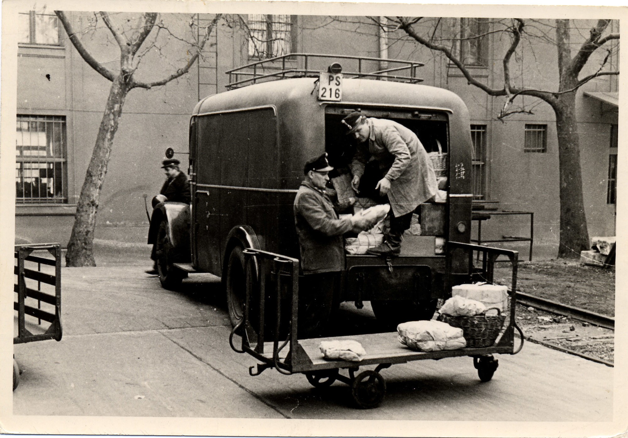 Postai csomagok rakodása (Postamúzeum CC BY-NC-SA)