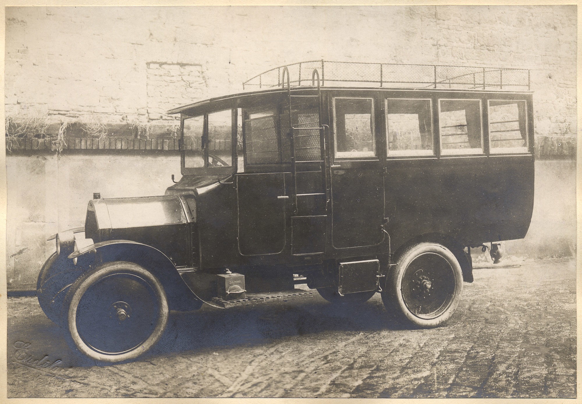Postai személyszállító kisbusz (Postamúzeum CC BY-NC-SA)