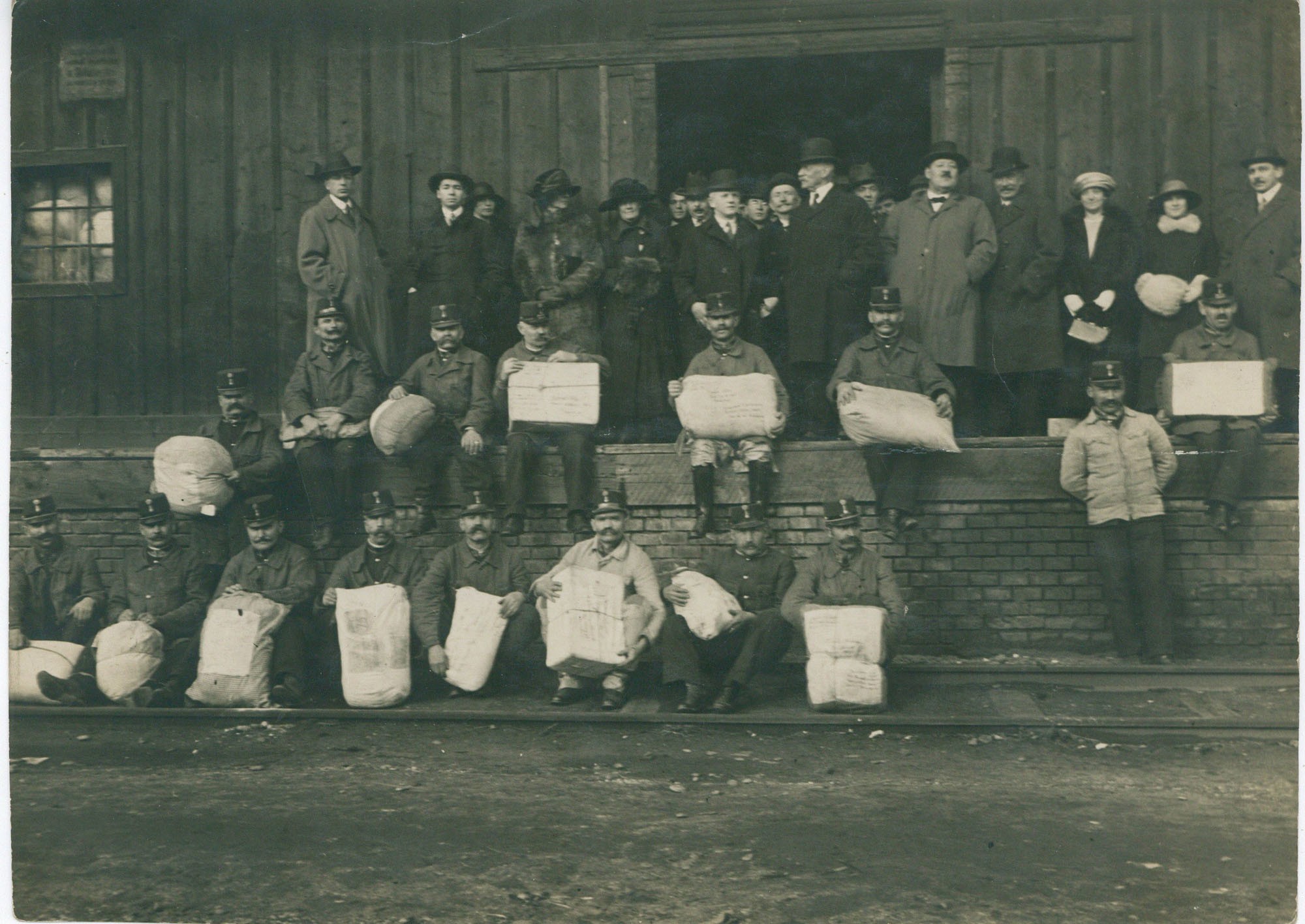 Postások csomagokkal 1915 körül (Postamúzeum CC BY-NC-SA)