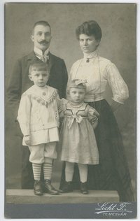 Murányi Artúr, a Magyar Királyi Posta hivatali igazgatója családja körében