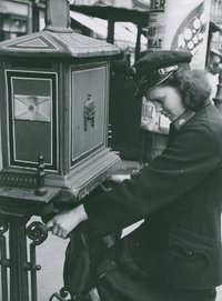Postai kézbesítők munkában