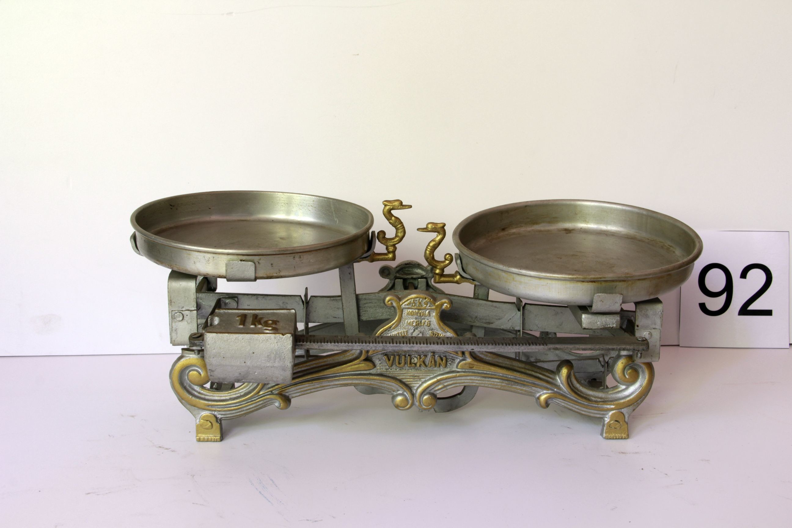 Egyensúlymérleg, tolósúlyos két serpenyővel (Magyar Kereskedelmi és Vendéglátóipari Múzeum CC BY-NC-SA)