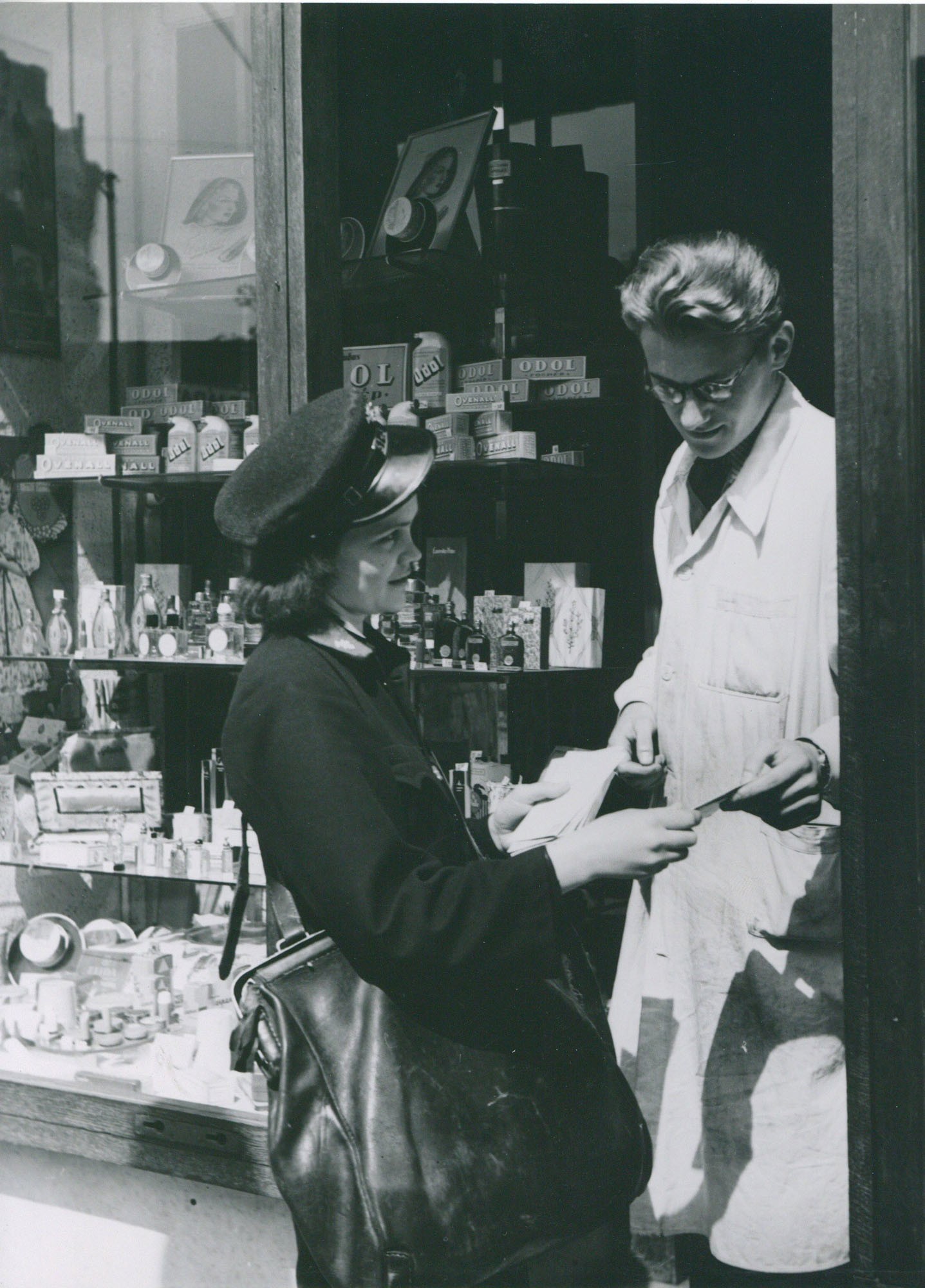 Postai kézbesítők munkában (Postamúzeum CC BY-NC-SA)