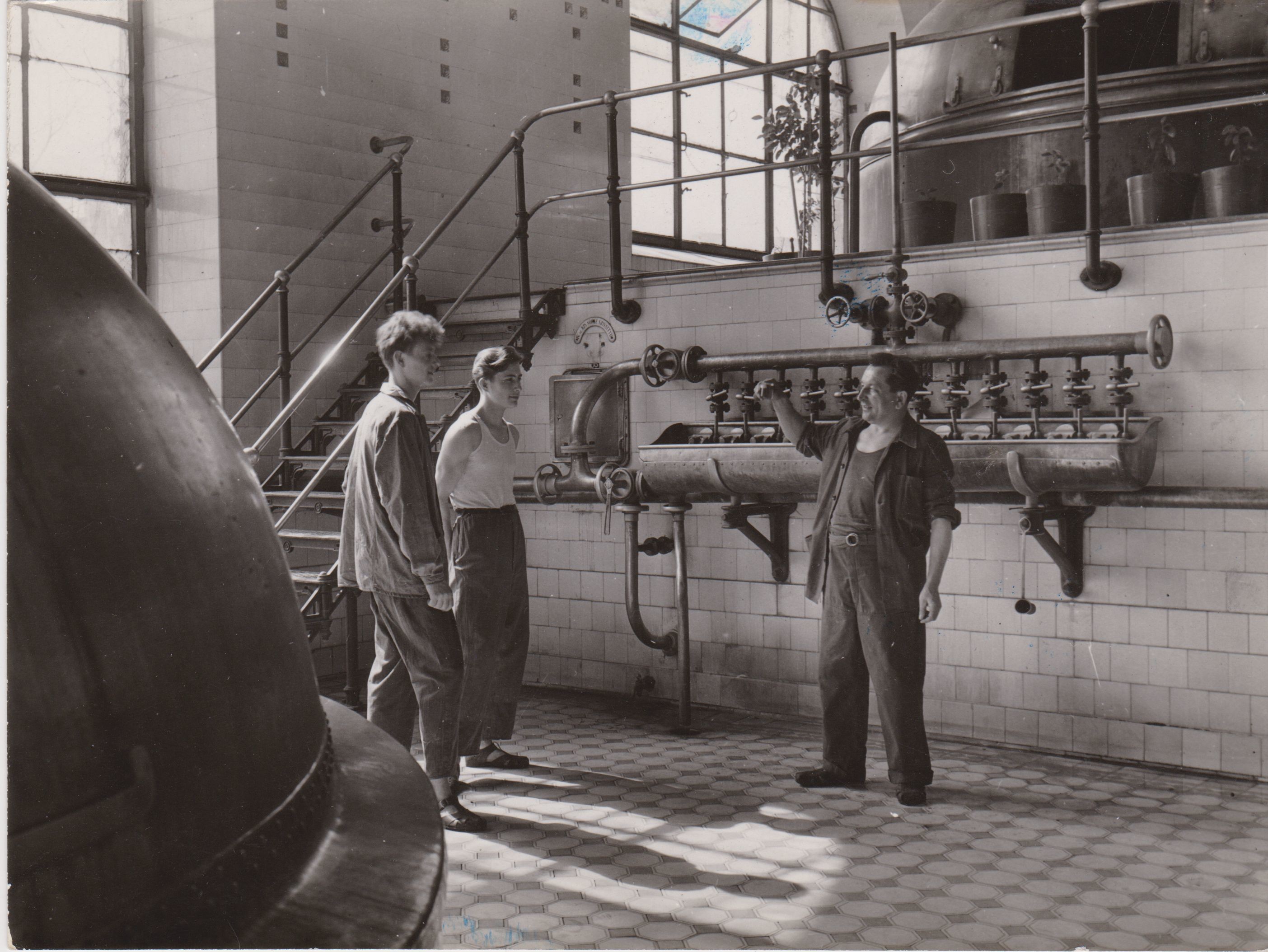 Sörfőzőház belső tere munkásokkal (Dreher Sörgyárak - Dreher Sörmúzeum CC BY-NC-SA)