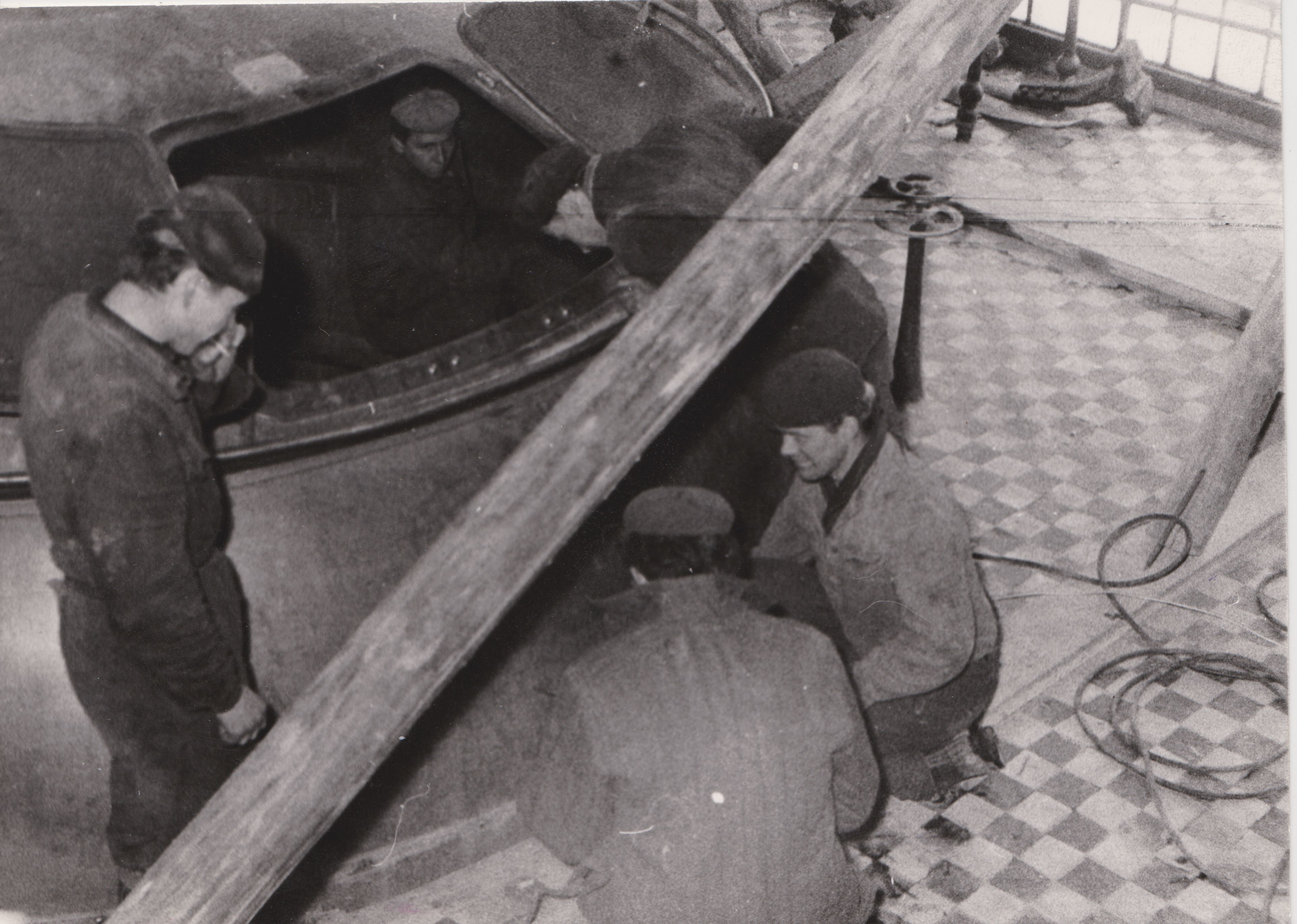 Sörfőzőház belső tere munkásokkal (Dreher Sörgyárak - Dreher Sörmúzeum CC BY-NC-SA)