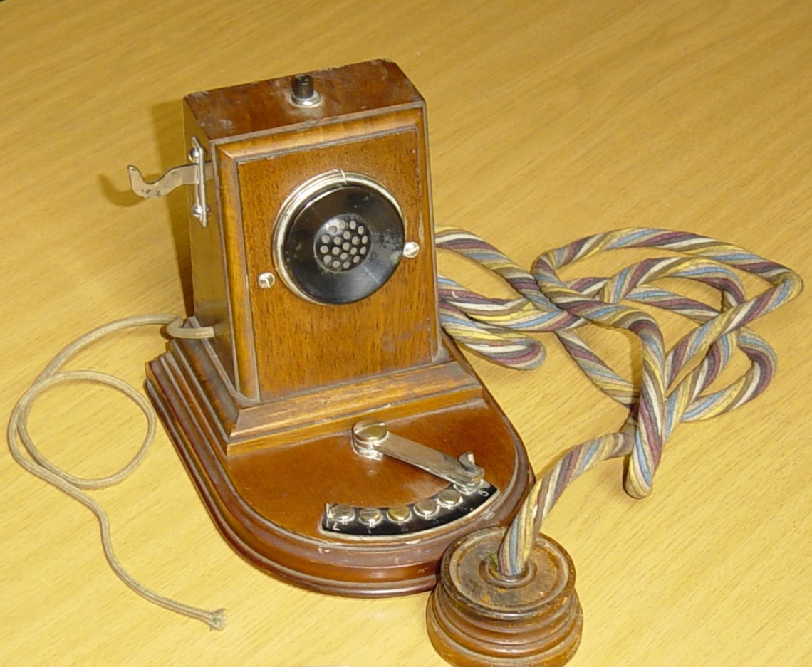 5 vonalas asztali vonalváltós telefon, hívógombbal (Postamúzeum CC BY-NC-SA)