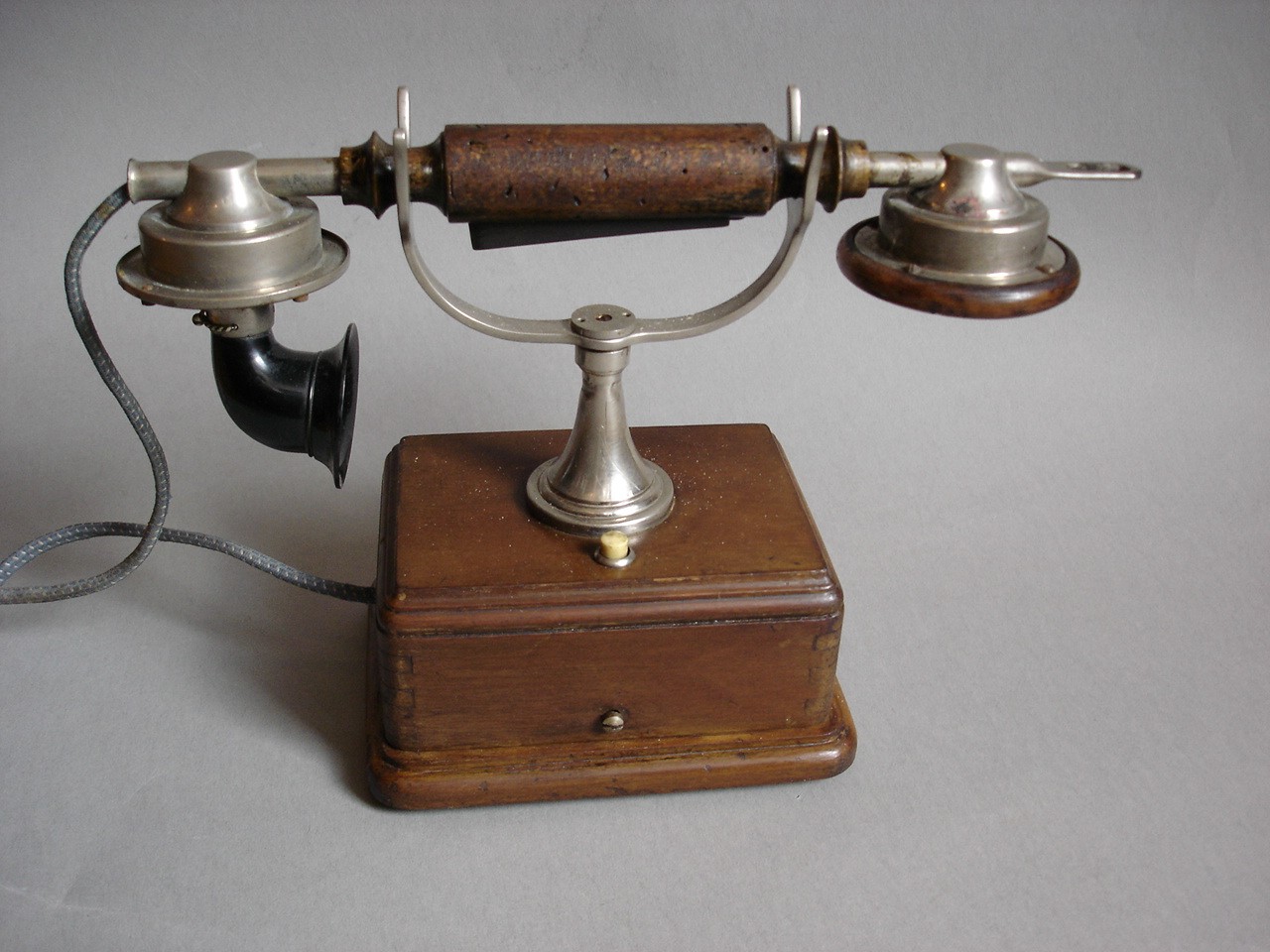 Asztali házitelefon kézibeszélővel, hívógombbal (Postamúzeum CC BY-NC-SA)