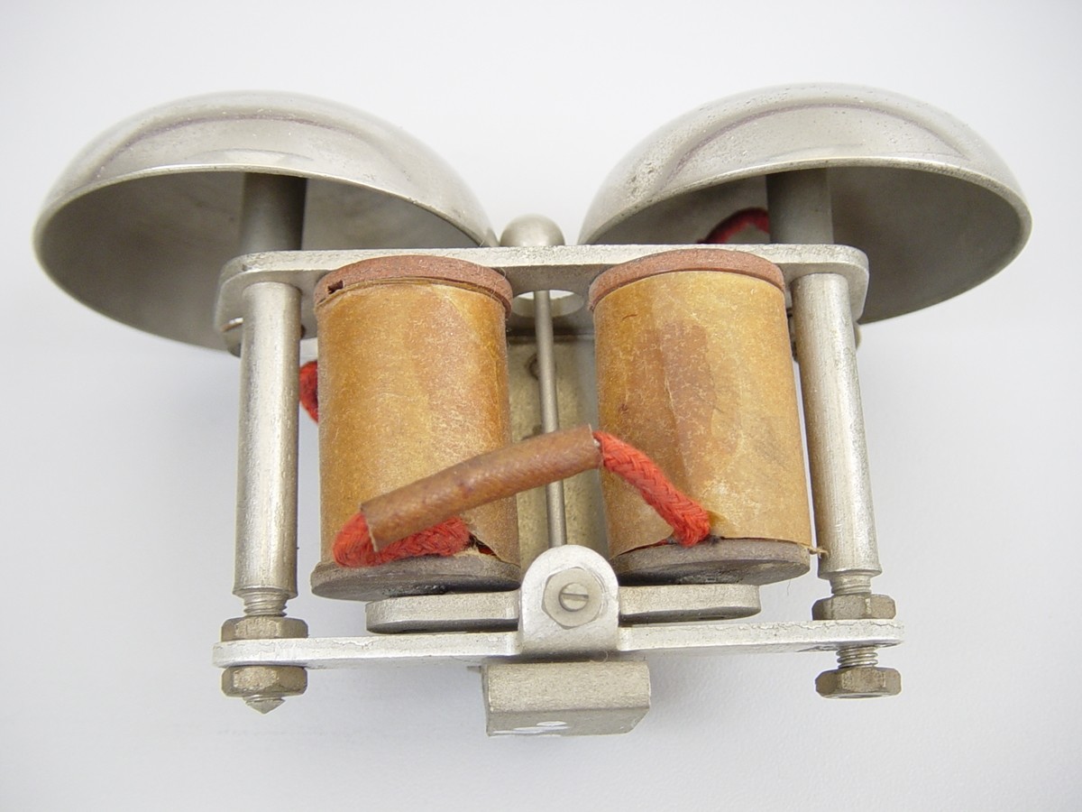 CB 24-es telefon kiszerelt váltakozó áramú csengője (Postamúzeum CC BY-NC-SA)
