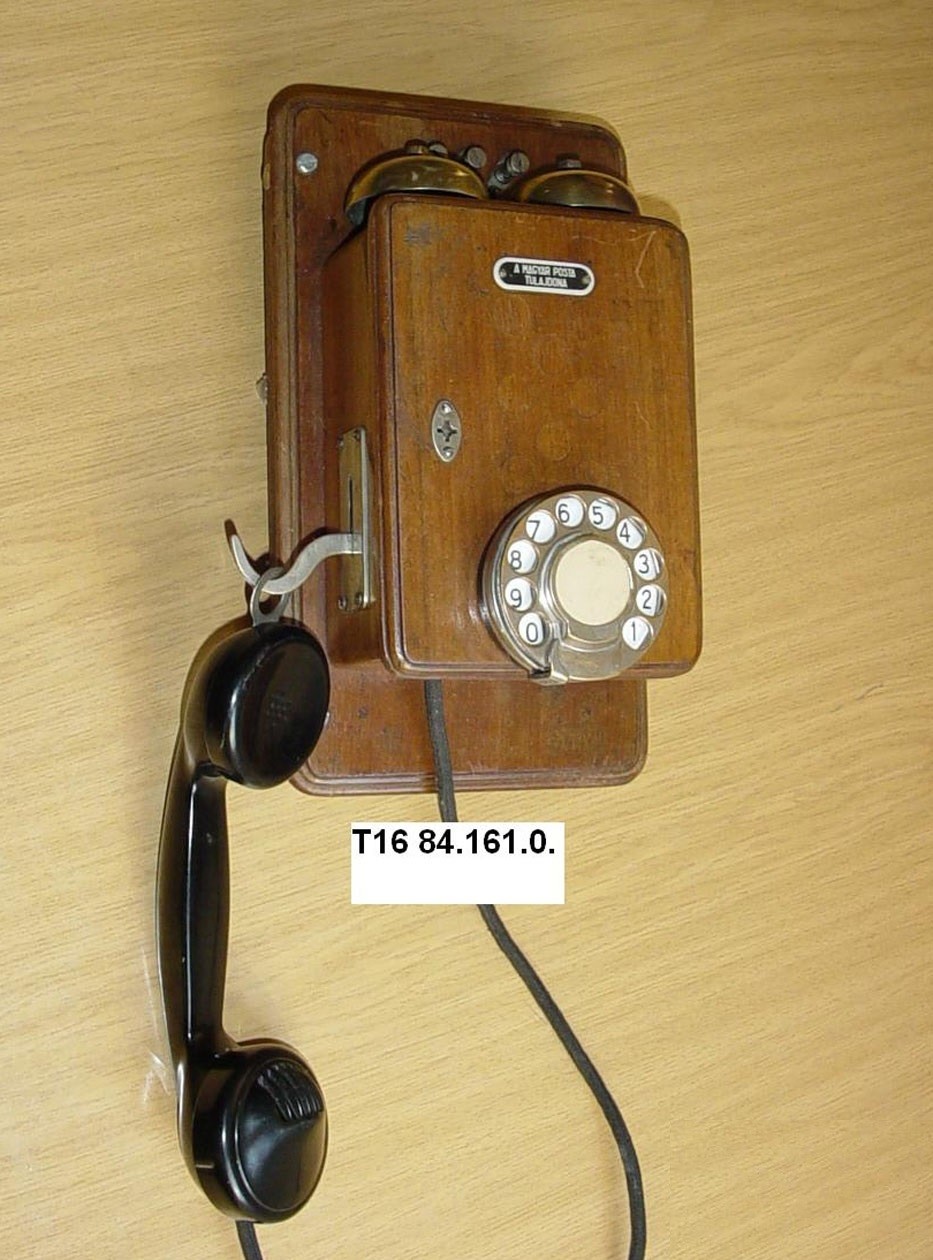 CB I. szabványú fali távbeszélő készülék, számtárcsával (Postamúzeum CC BY-NC-SA)